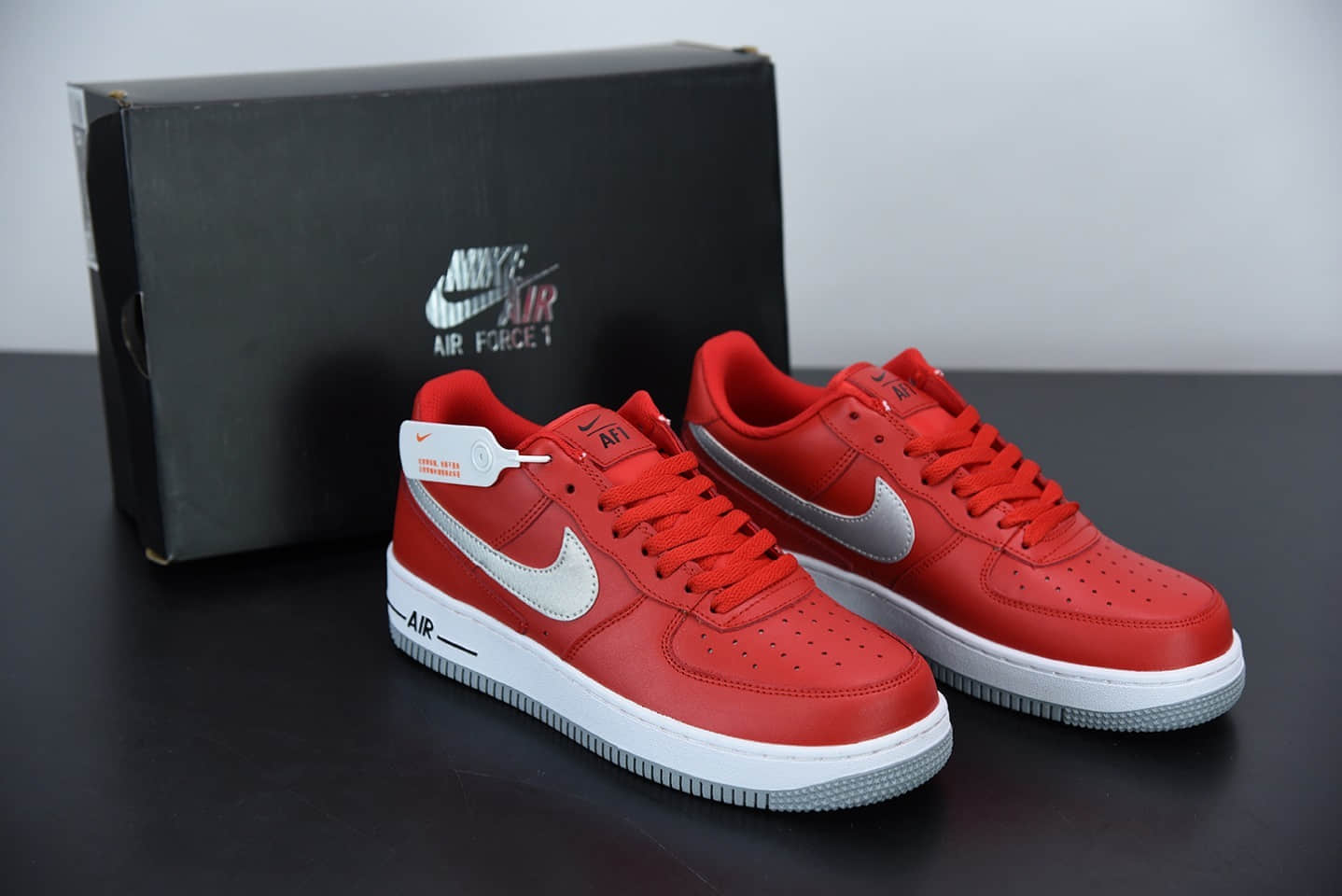 耐克Nike Air Force 1’07Summit White灰红后跟几何涂鸦空军一号经典低帮百搭休闲运动板鞋纯原版本 货号：DD7113-600