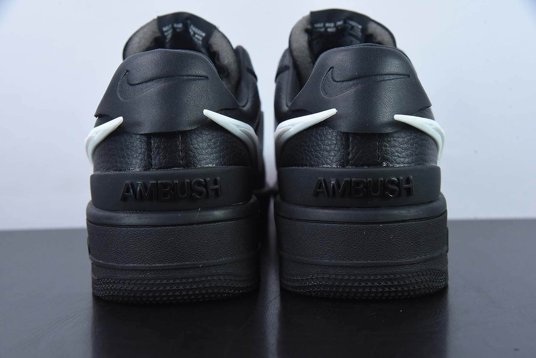 耐克Nike AMBUSH xNike Air Force1 Low联名款黑色白钩空军一号低帮休闲板鞋纯原版本 货号：DV3464-001