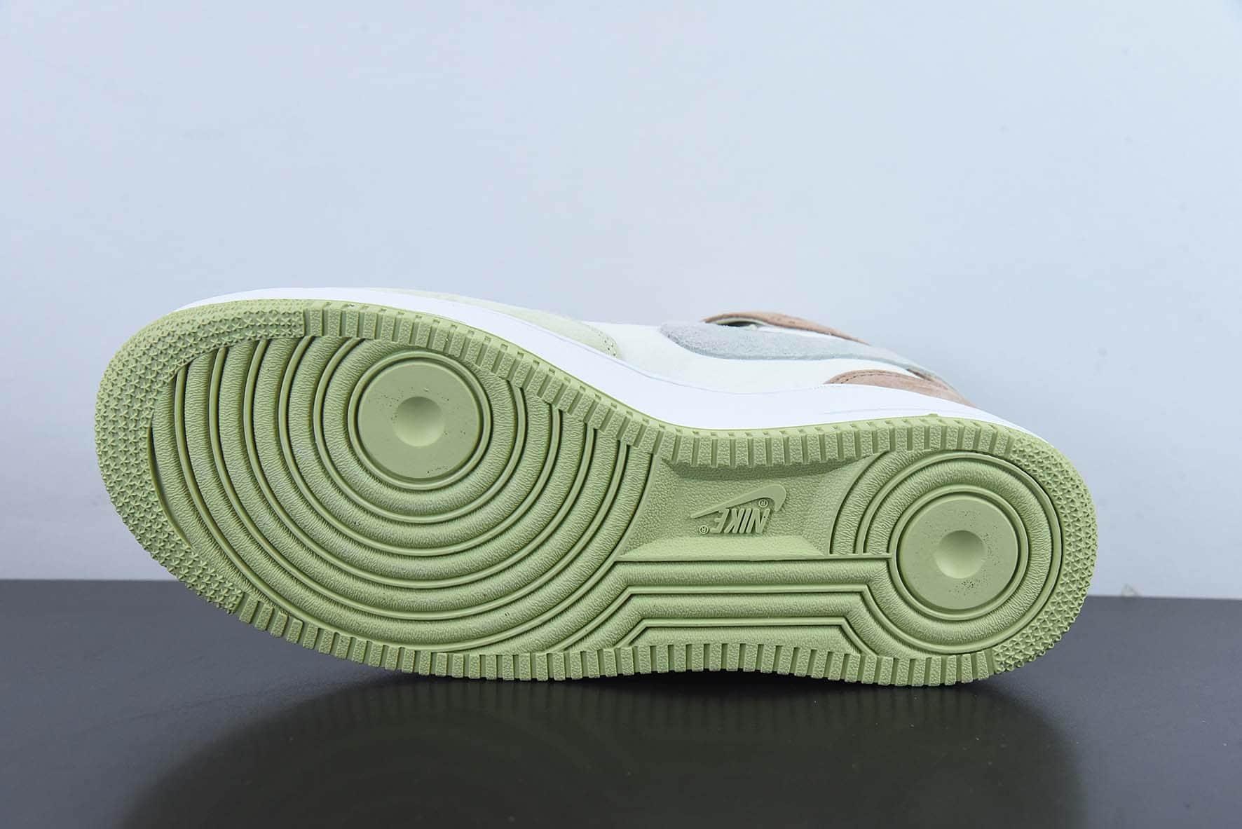 耐克Nike Air Force 1'07 Mid 柠檬黄棕灰色拼接空军一号中帮休闲板鞋纯原版本 货号：AL6896-558