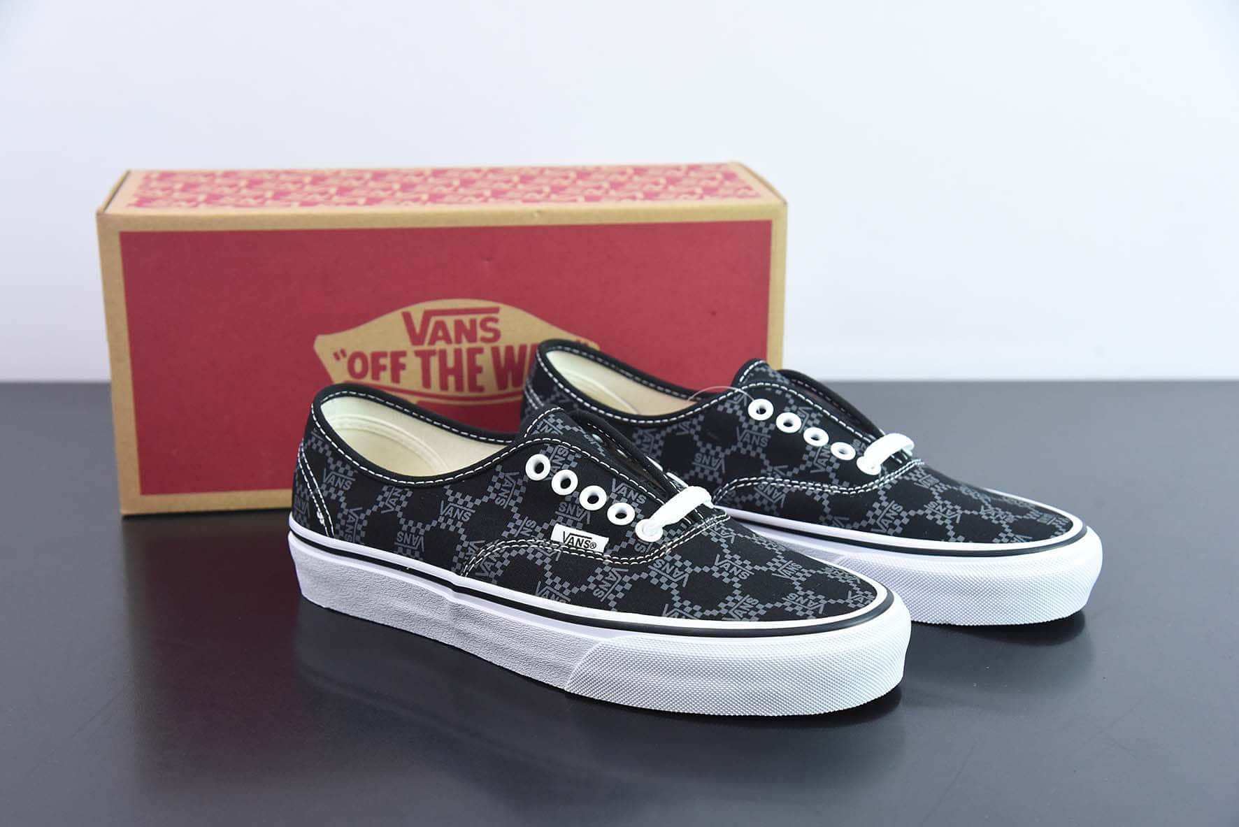 万斯Vans Authentic Monogram 官方经典黑色衬底搭配经典老花Logo休闲帆布硫化鞋纯原版本 货号：VN0A5KRSJD