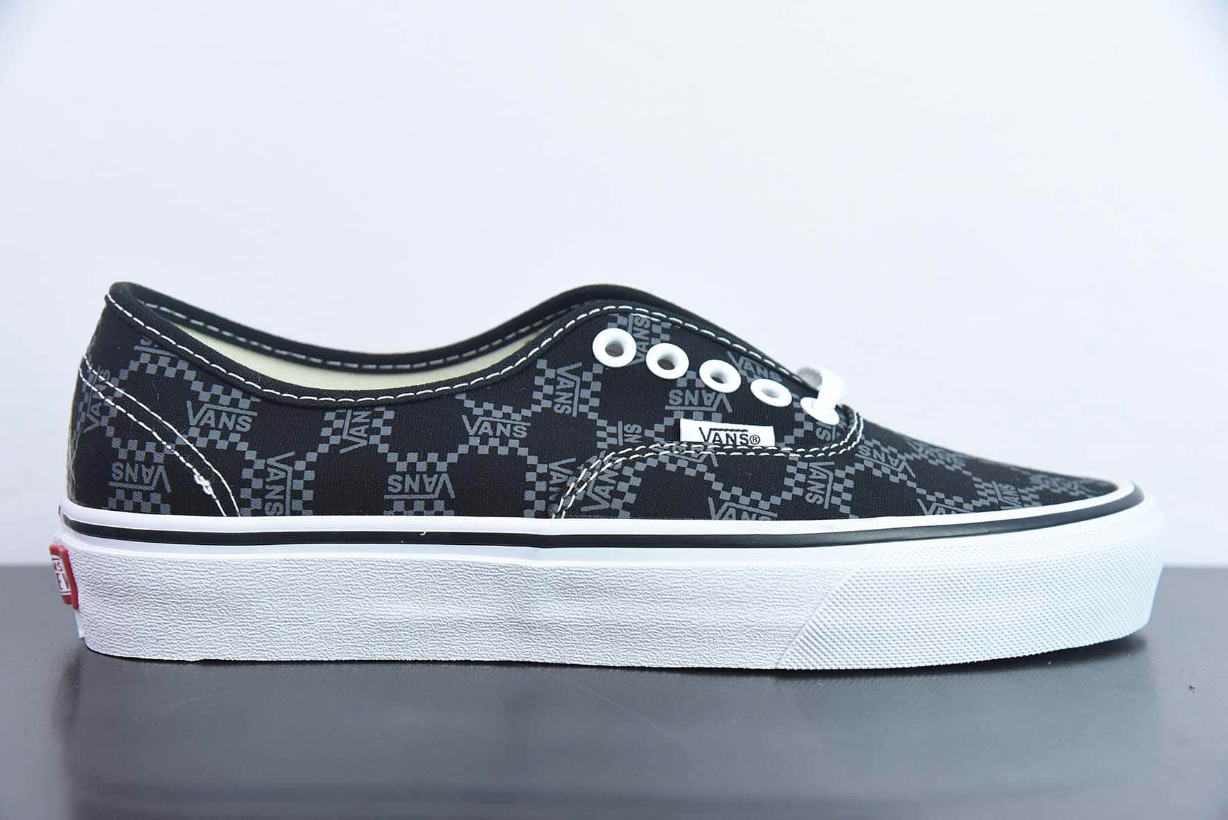 万斯Vans Authentic Monogram 官方经典黑色衬底搭配经典老花Logo休闲帆布硫化鞋纯原版本 货号：VN0A5KRSJD