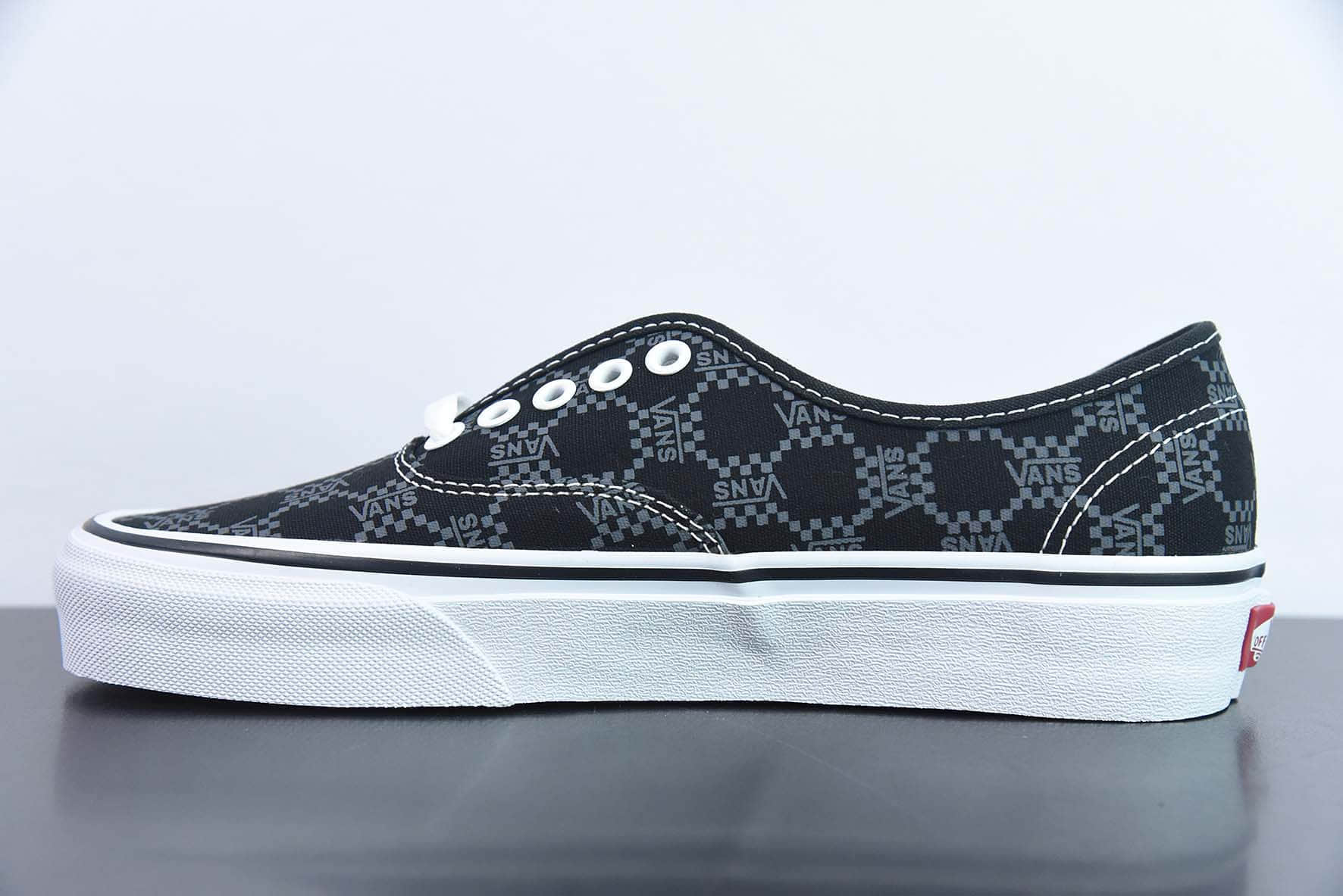 万斯Vans Authentic Monogram 官方经典黑色衬底搭配经典老花Logo休闲帆布硫化鞋纯原版本 货号：VN0A5KRSJD