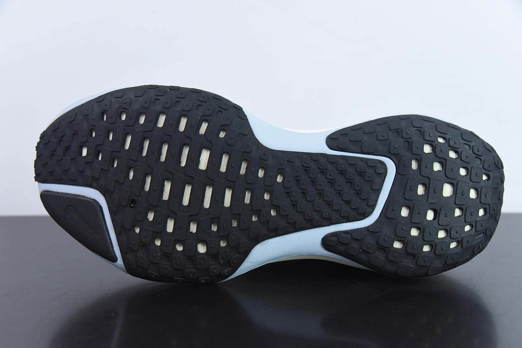 耐克NIKE Zoom X Invincible Run Fk 3 针织白黑浅蓝粉马拉松机能风格运动鞋纯原版本 货号：DR2615-100 