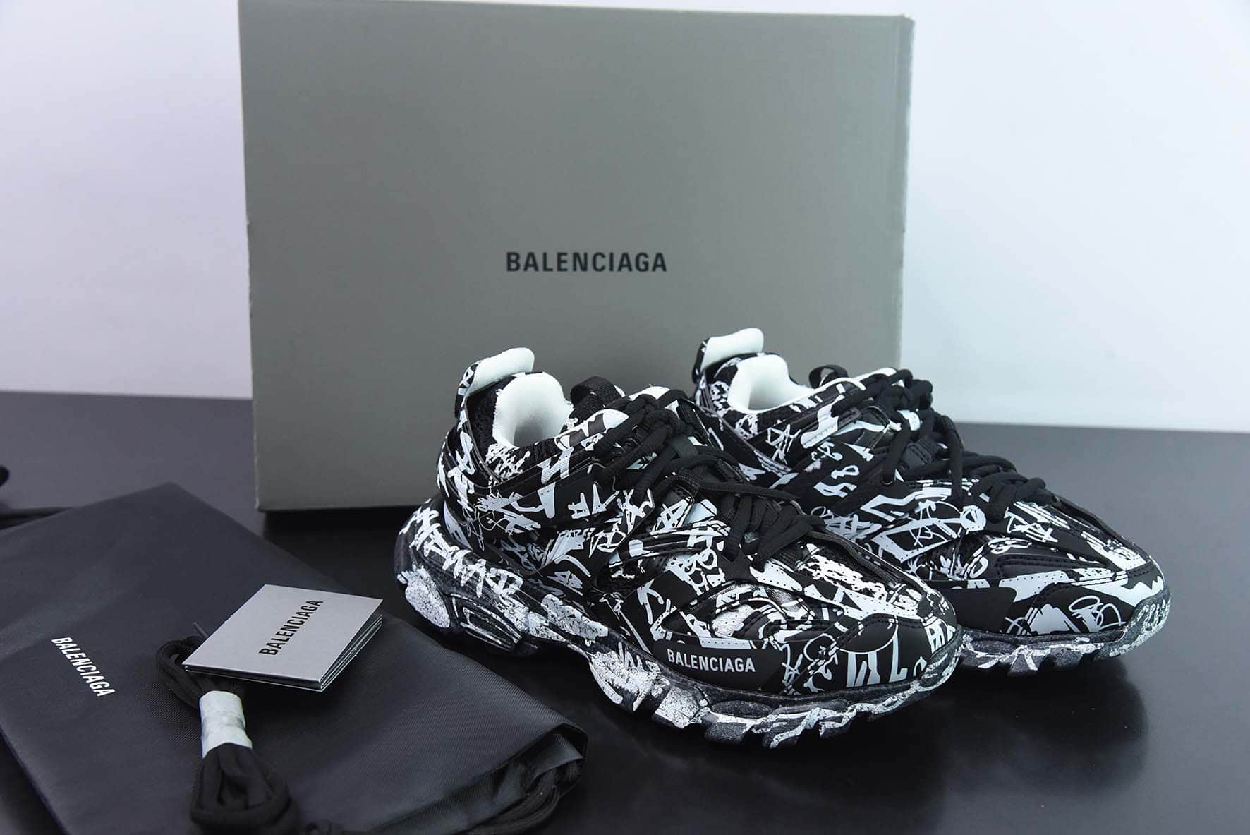 巴黎世家BALENCIAGA Track Trainers 3.0代系列黑白满面涂鸦复古野跑姥爹潮流百搭休闲慢跑鞋纯原版本 货号：542436 W3RRA 1090