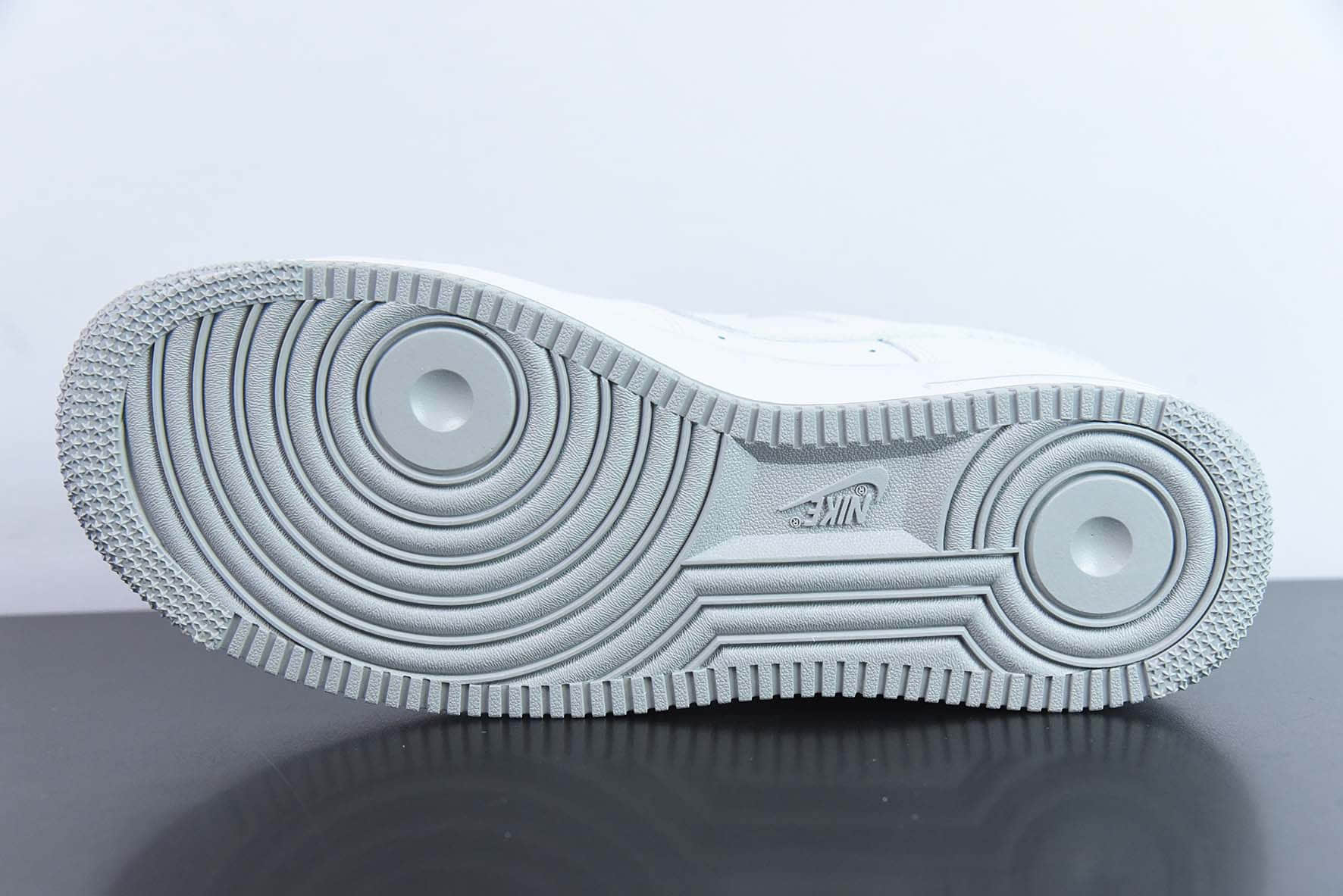 耐克Nike Air Force 1'07 40th AnniversaryWhiteLight Grey40周年版白浅灰金小钩空军一号经典低帮百搭休闲运动板鞋纯原版本 货号：DD1225-002