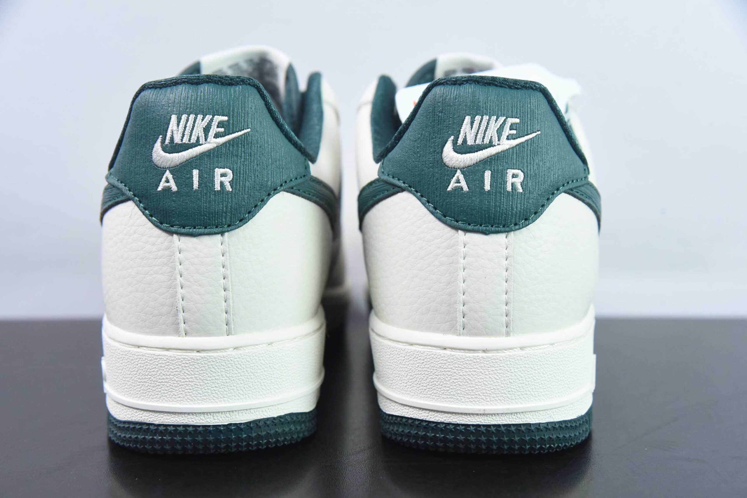 耐克Nike By You Air Force 1'07 Low Retro SP 皮革米白深绿木纹钩子空军一号系列低帮经典百搭休闲运动板鞋纯原版本 货号：PO3699-807