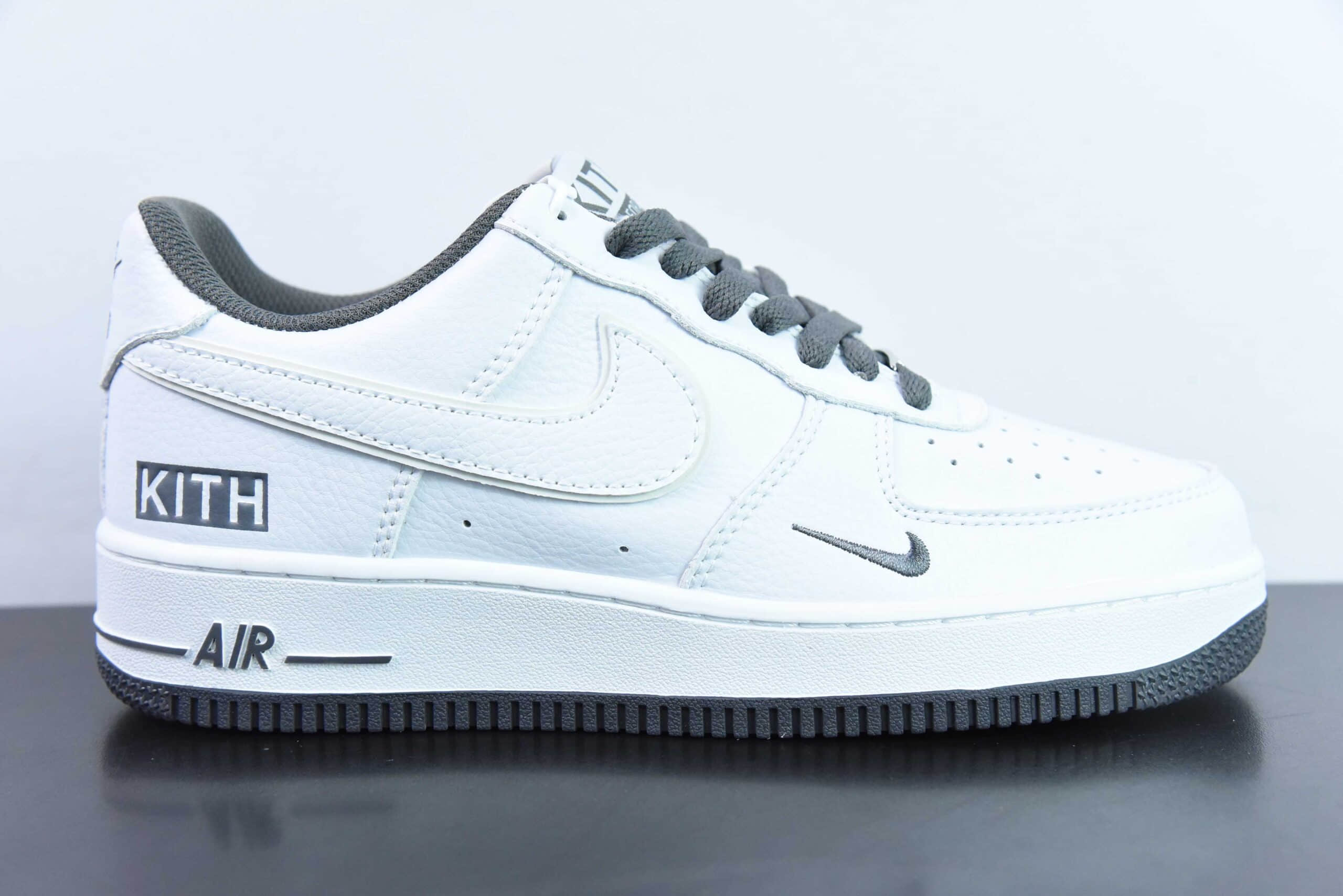 耐克Nike Air Force 1 Low 07 KITH联名白深灰空军一号低帮休闲板鞋纯原版本 货号：KT1659-010