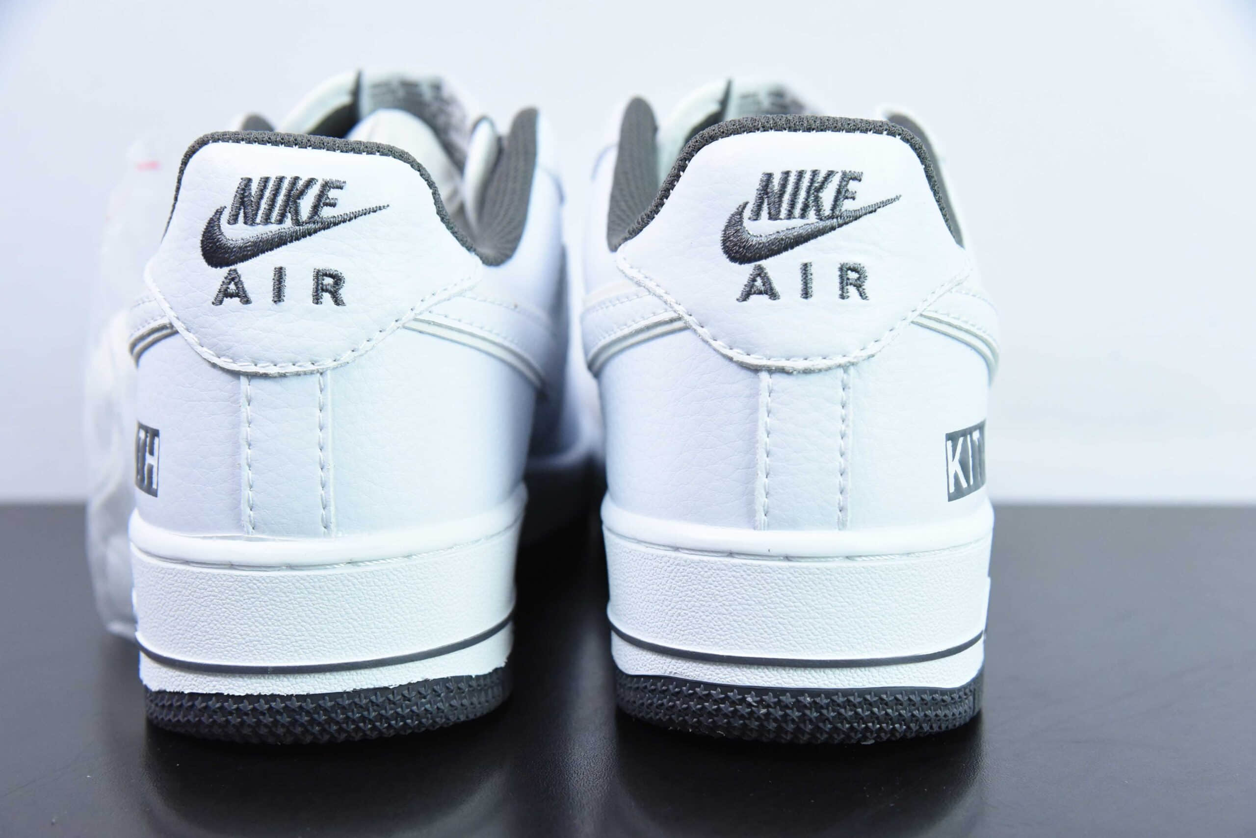 耐克Nike Air Force 1 Low 07 KITH联名白深灰空军一号低帮休闲板鞋纯原版本 货号：KT1659-010