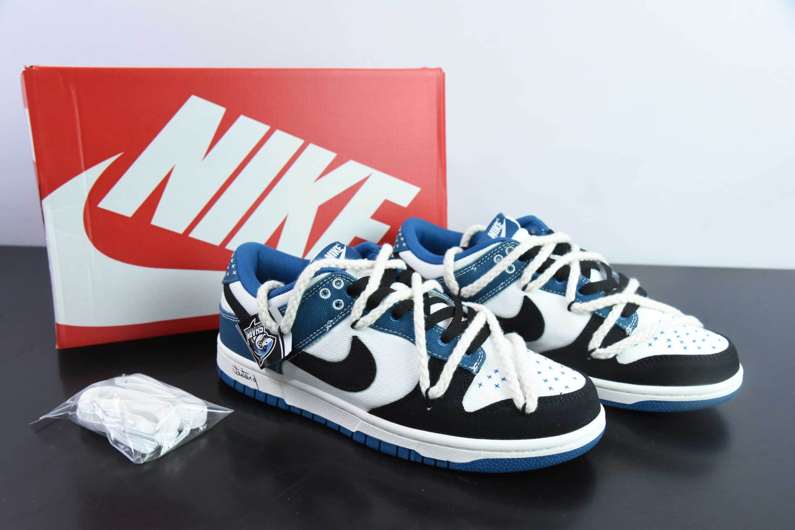 耐克Nike Dunk Low 黑白蓝高街风刺子绣麻绳解构 SB绑带低帮休闲板鞋纯原版本 货号：DV0834-101