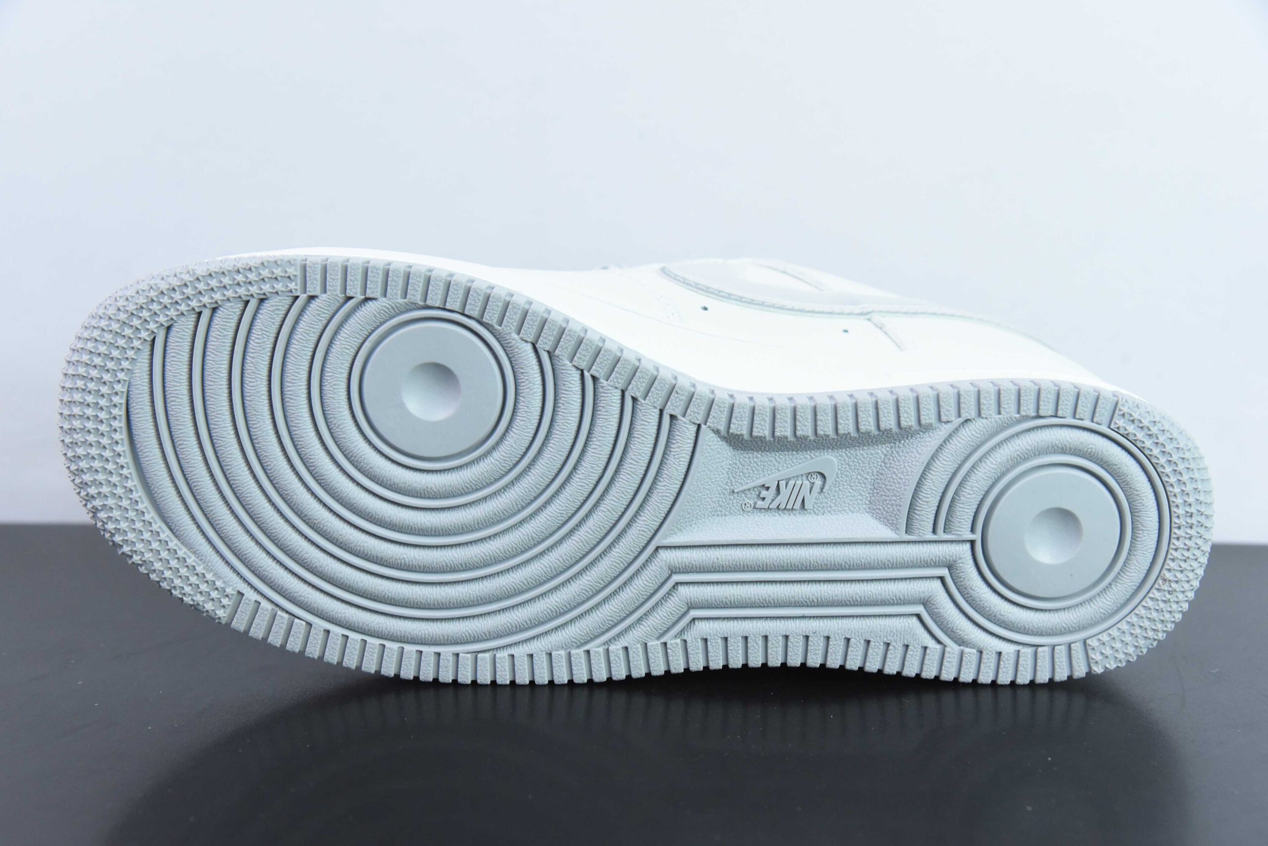 耐克Nike Air Force 1'07 Low 联名定制款白灰黑小勾空军一号低帮休闲板鞋纯原版本 货号：AC-639833 