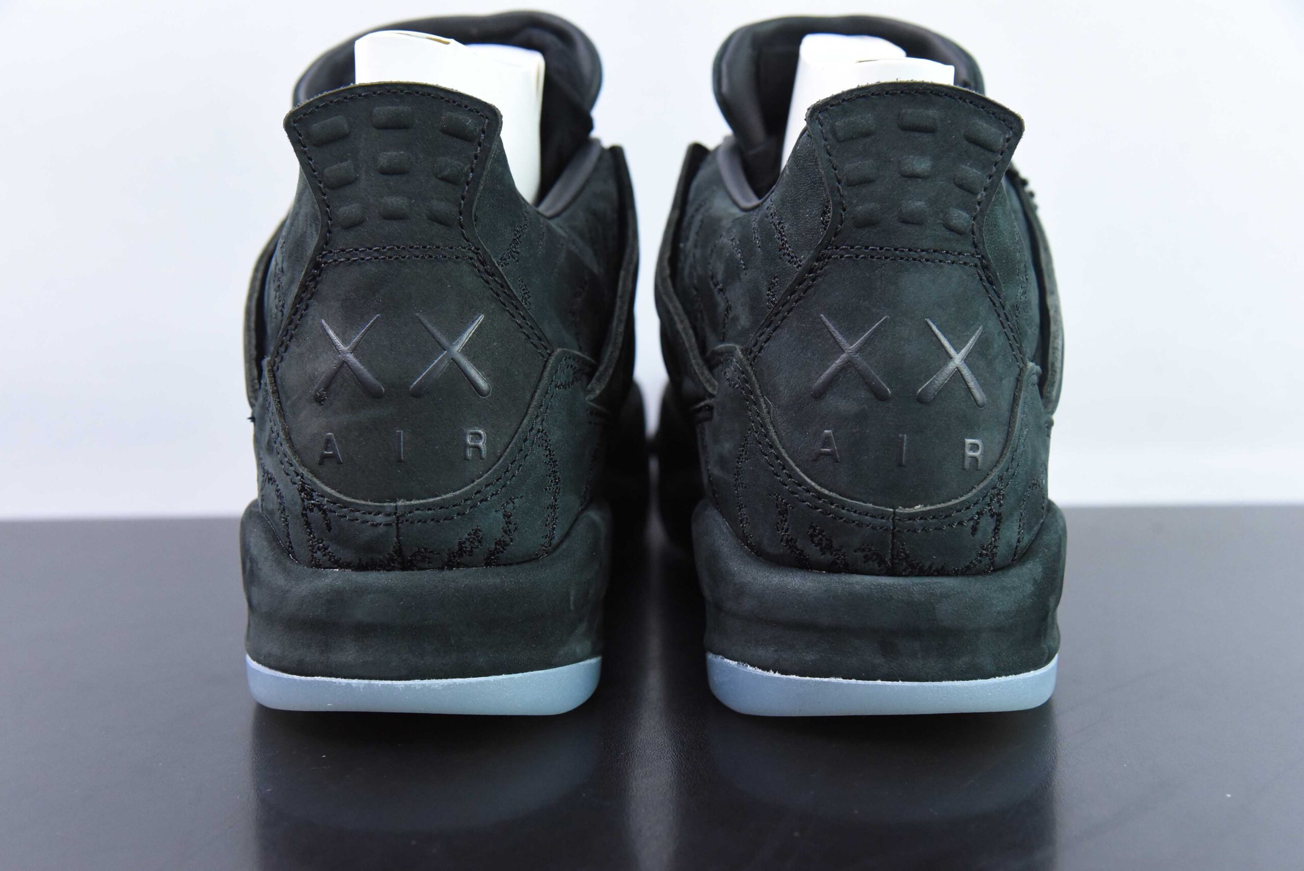 乔丹Air Jordan KAWS x Air Jordan AJ4 Black 涂鸦联名纯黑男子文化篮球鞋纯原版本 货号：930155-001 