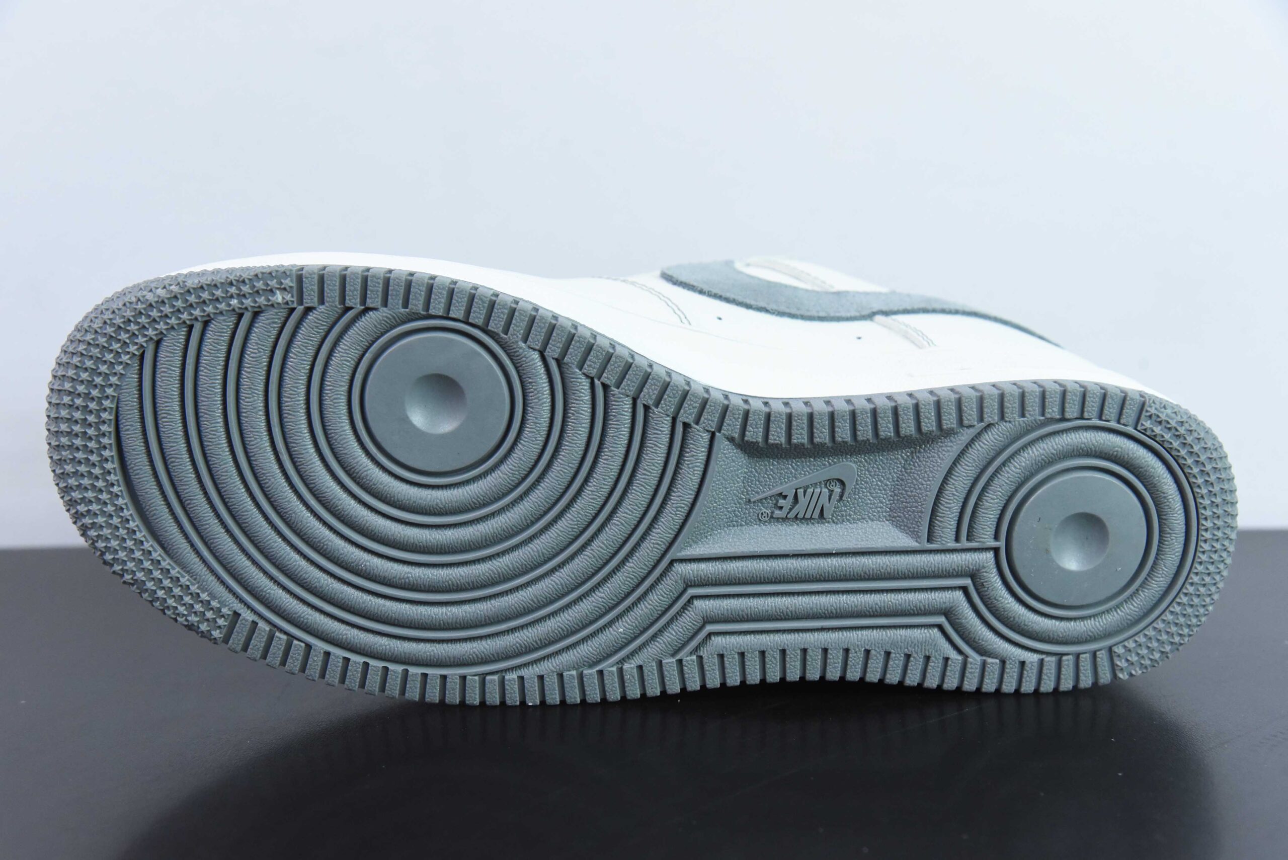 耐克Nike Air Force 1 Low 卡哈特白灰勾灰底空军一号低帮运动休闲板鞋纯原版本 货号：KH-769833 