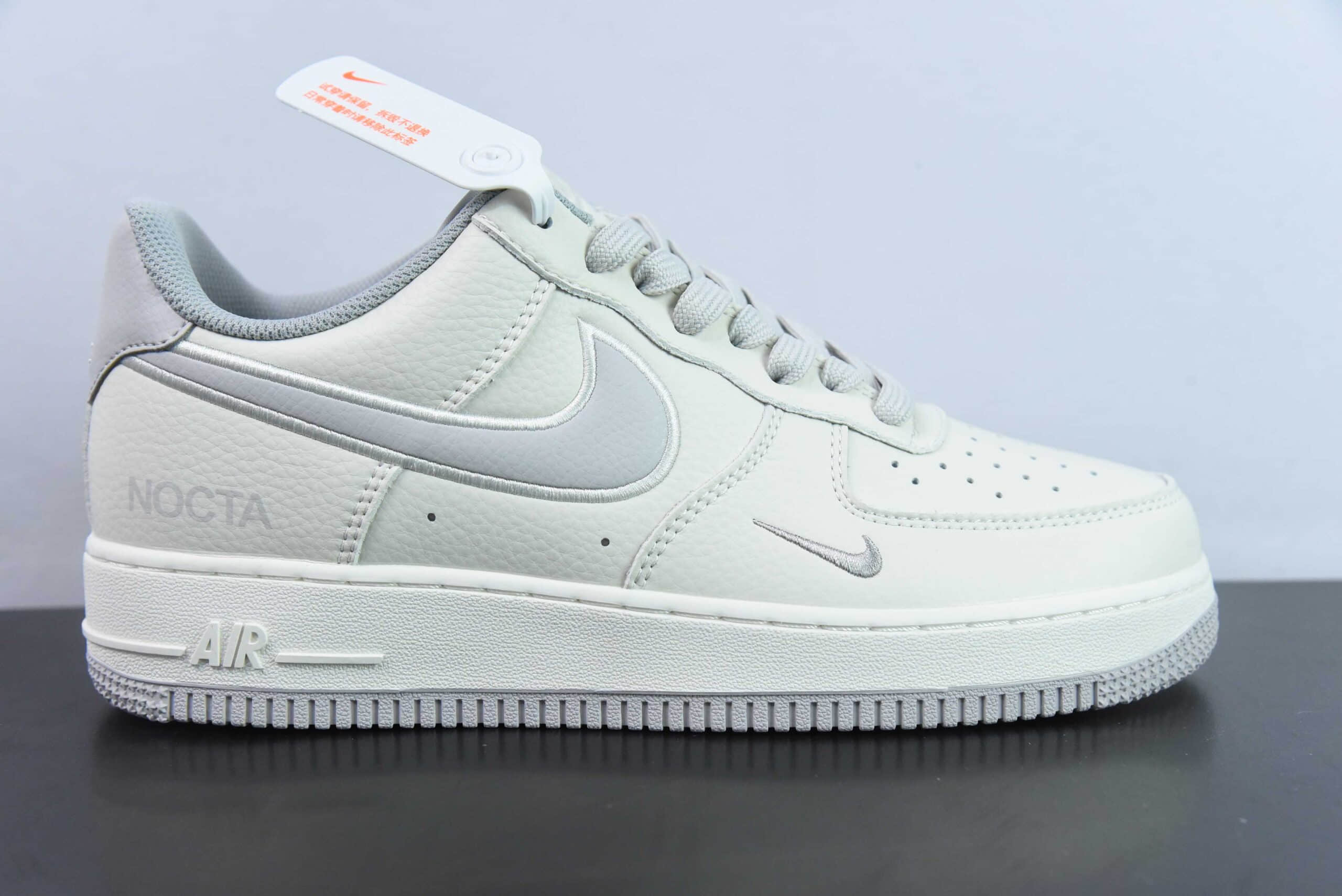 耐克Nike Nocta x Nk Air Force 1'07 Low 联名款米灰空军一号低帮休闲板鞋纯原版本 货号：NO0224-021