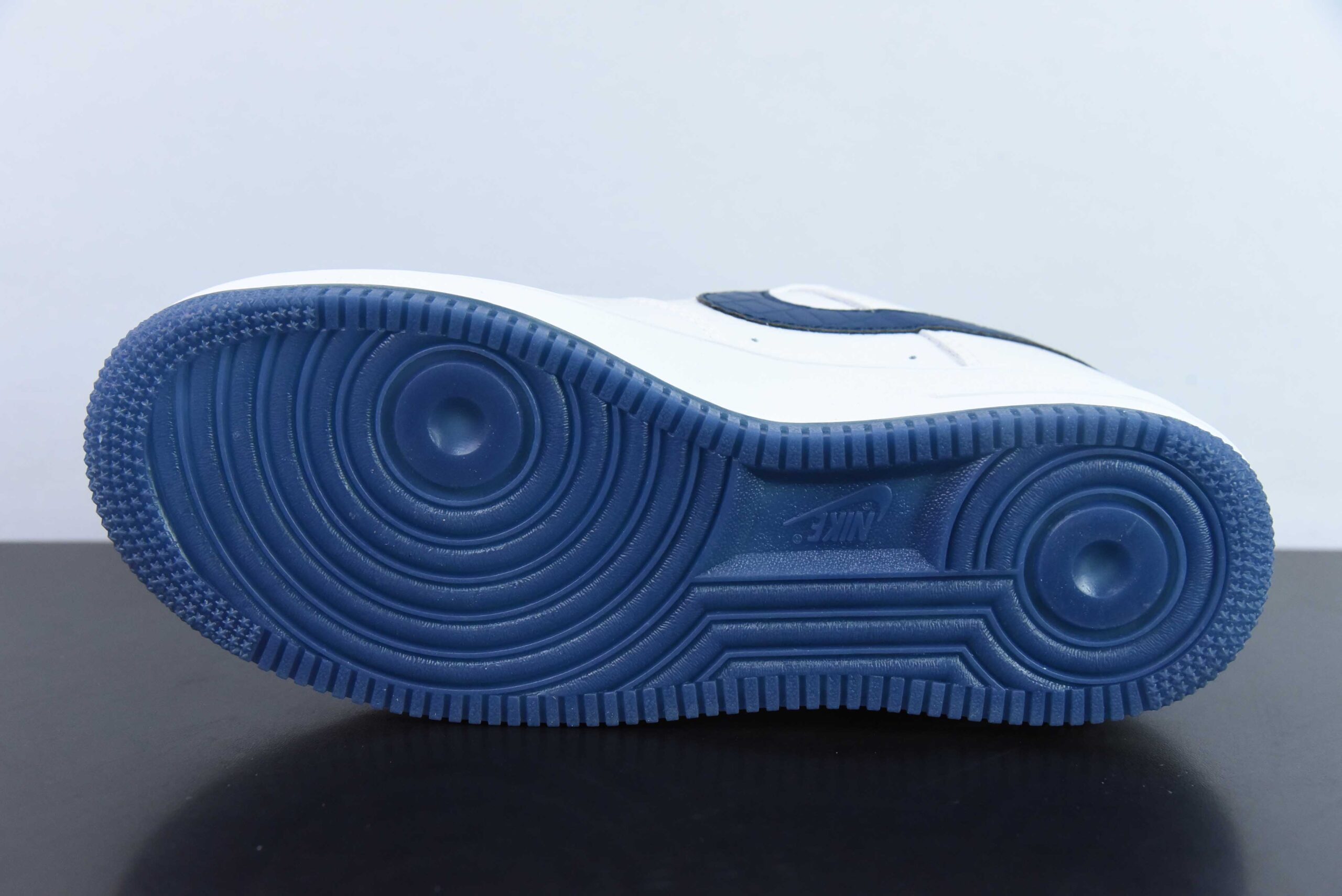 耐克Nike Air Force 1'07 Low Ladainian Tomlinson 闪电队白深蓝空军一号低帮休闲板鞋纯原版本 货号：DD0614-332 