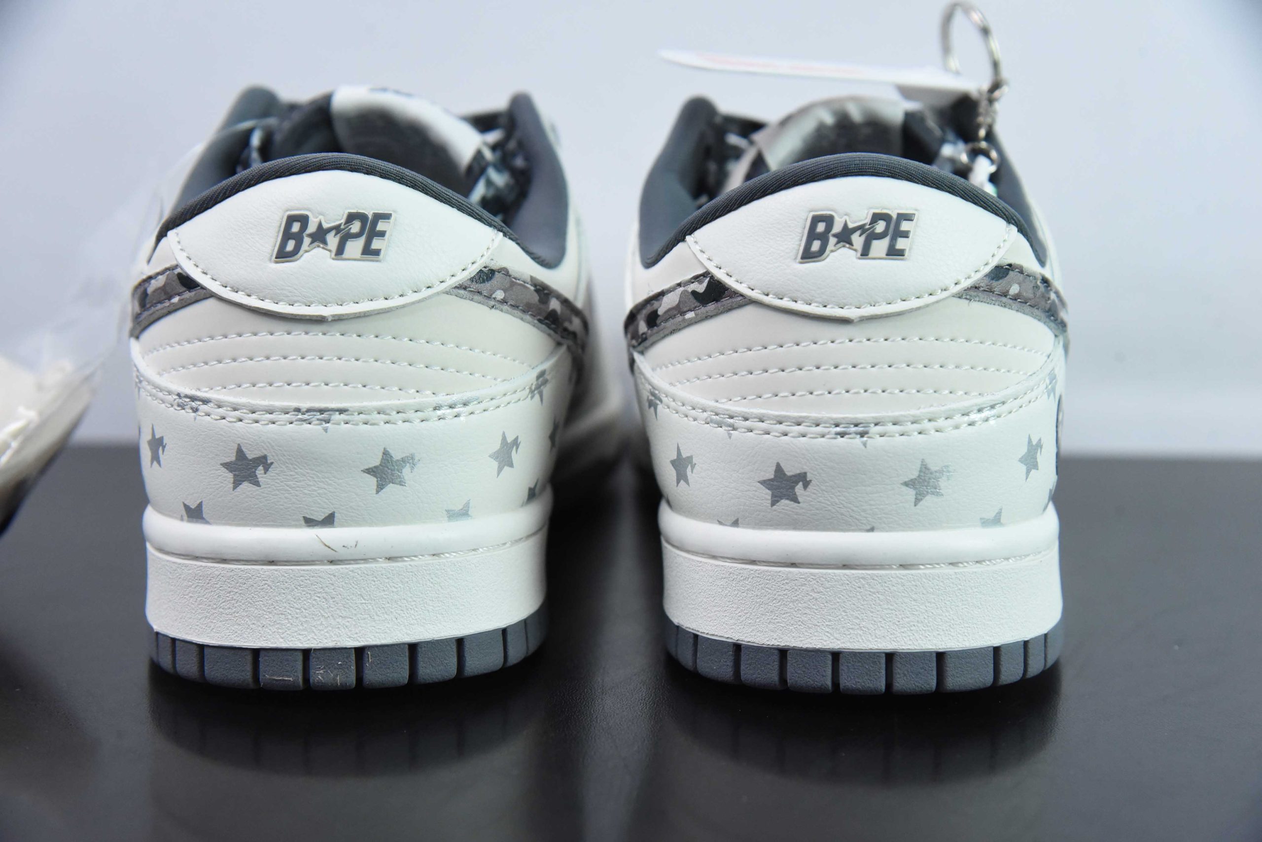 耐克Nike SB Dunk Low BAPE联名米灰迷彩勾周年高端定制SB低帮休闲板鞋纯原版本 货号：DQ1098-351