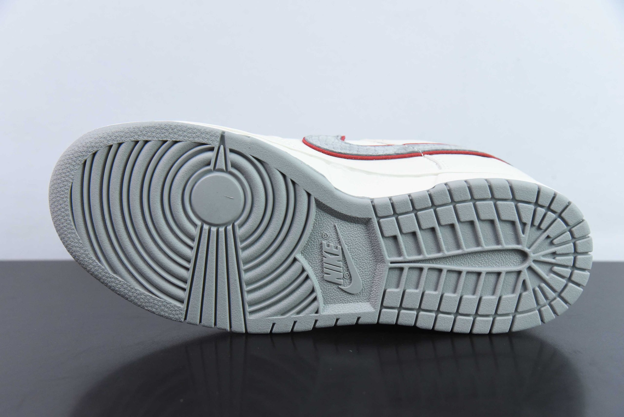 耐克 Nike SB Dunk Low“龙年限定米灰勾龙吟” 周年高端定制SB低帮休闲板鞋纯原版本 货号：DQ1098-366 