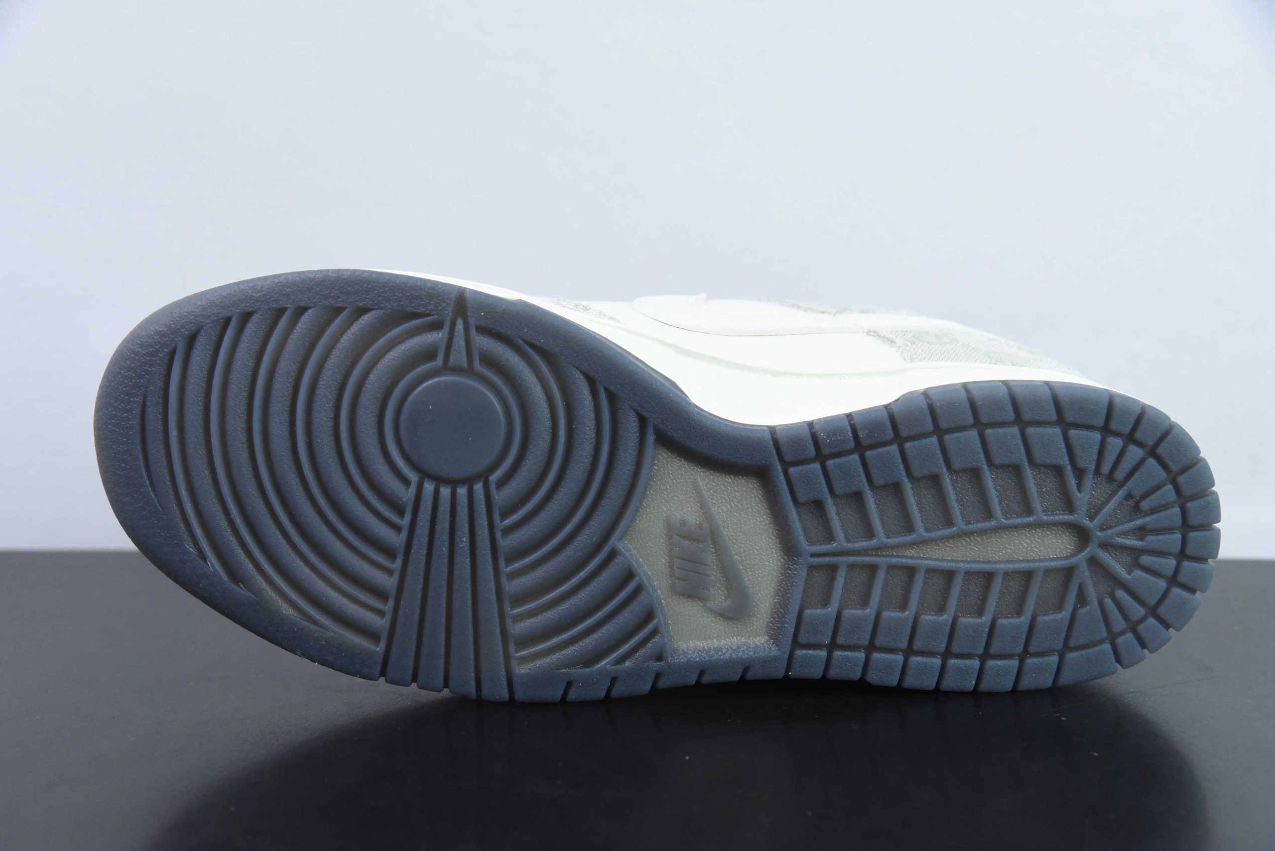 耐克Nike SB Dunk Low 古驰联名烟灰周年高端定制SB低帮休闲板鞋纯原版本 货号：CF3688-003