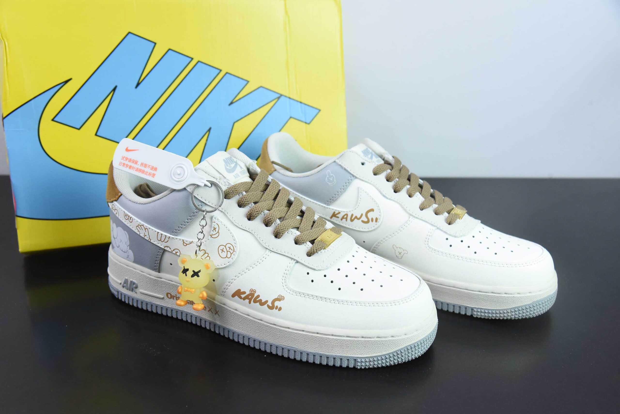 耐克Nike Air Force 1´07 Low x KAWS联名涂鸦白灰黄空军一号低帮百搭休闲运动板鞋纯原版本 货号：CW2288-207