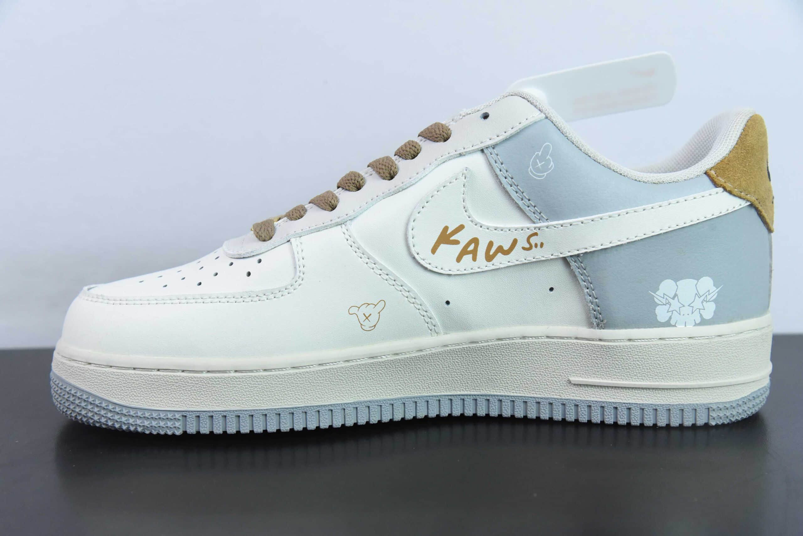 耐克Nike Air Force 1´07 Low x KAWS联名涂鸦白灰黄空军一号低帮百搭休闲运动板鞋纯原版本 货号：CW2288-207