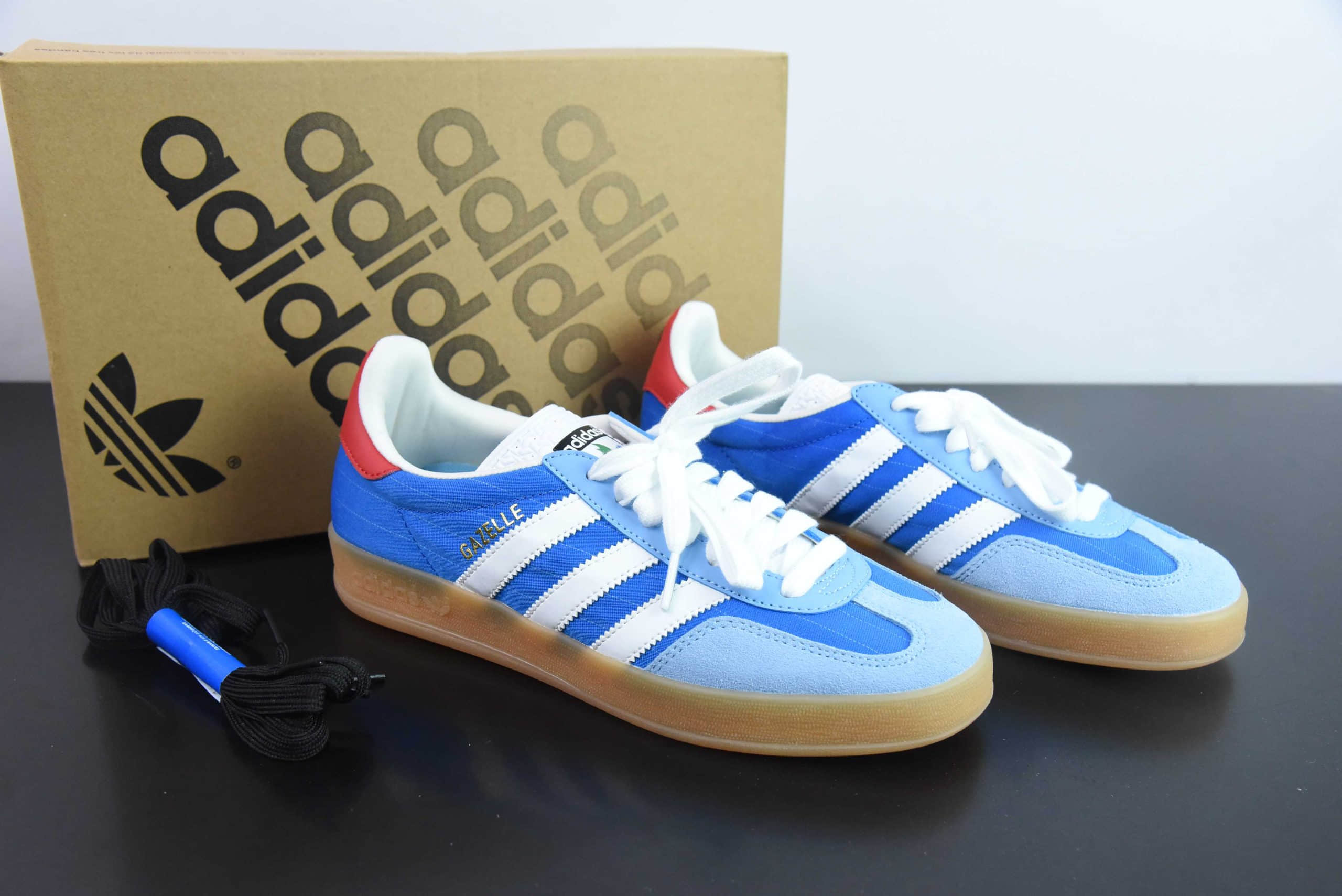 阿迪达斯 Adidas Original Gazelle Indoor Trainers 白蓝红低帮复古百搭休闲运动德训风板鞋纯原版本 货号：IF9643