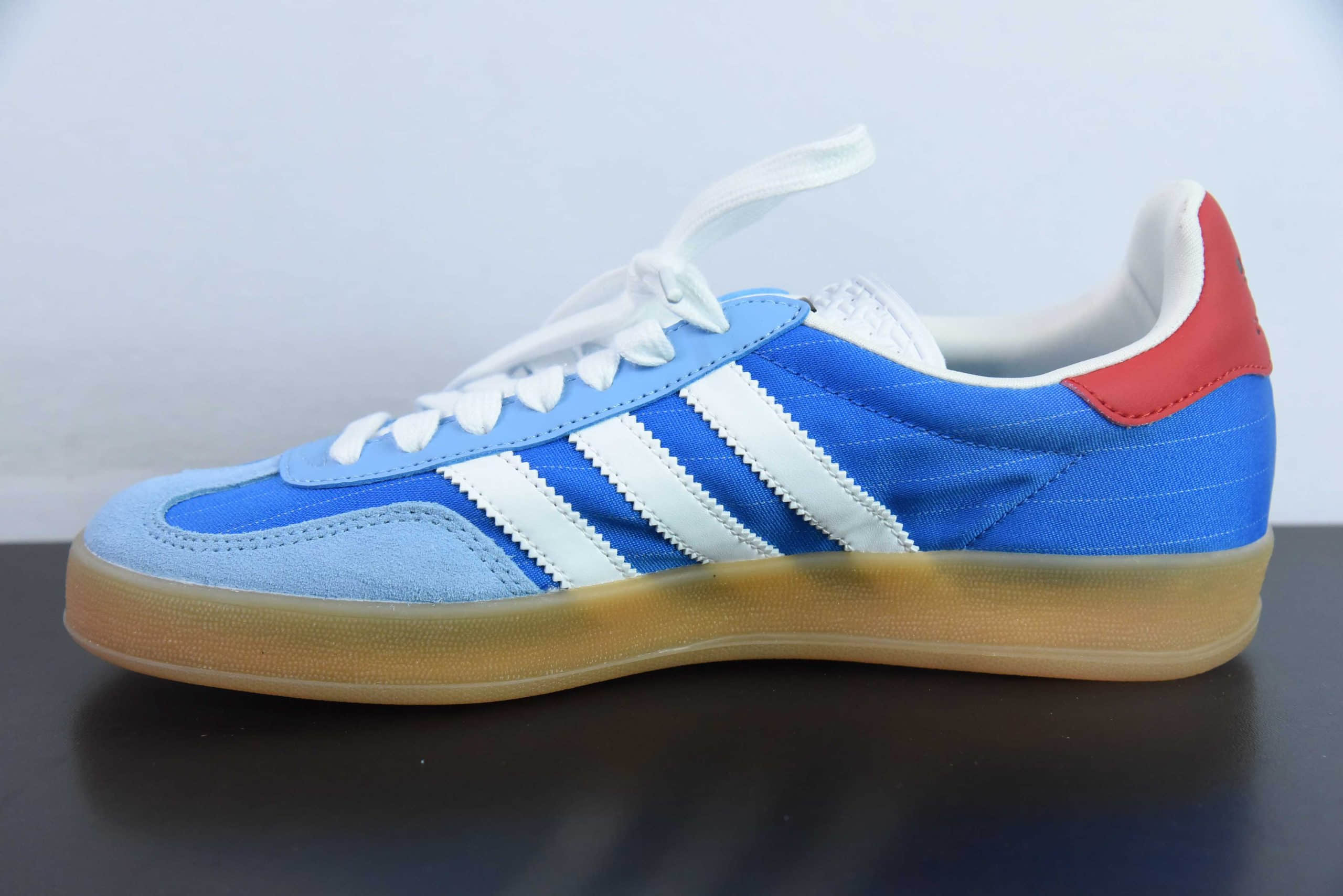 阿迪达斯 Adidas Original Gazelle Indoor Trainers 白蓝红低帮复古百搭休闲运动德训风板鞋纯原版本 货号：IF9643