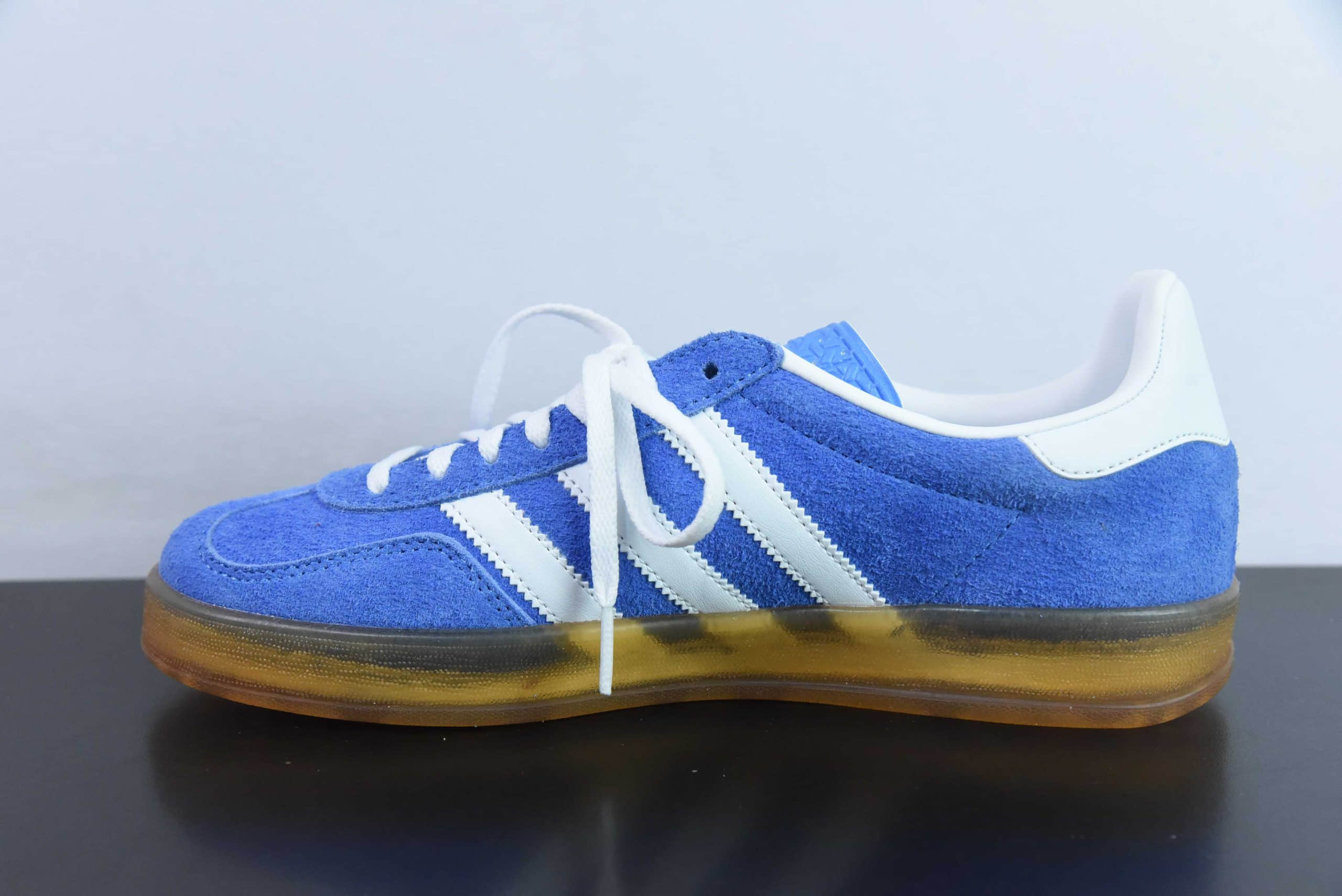 阿迪达斯Adidas Original Gazelle Indoor Trainers白蓝低帮复古百搭休闲运动德训风板鞋纯原版本 货号：HQ8717 