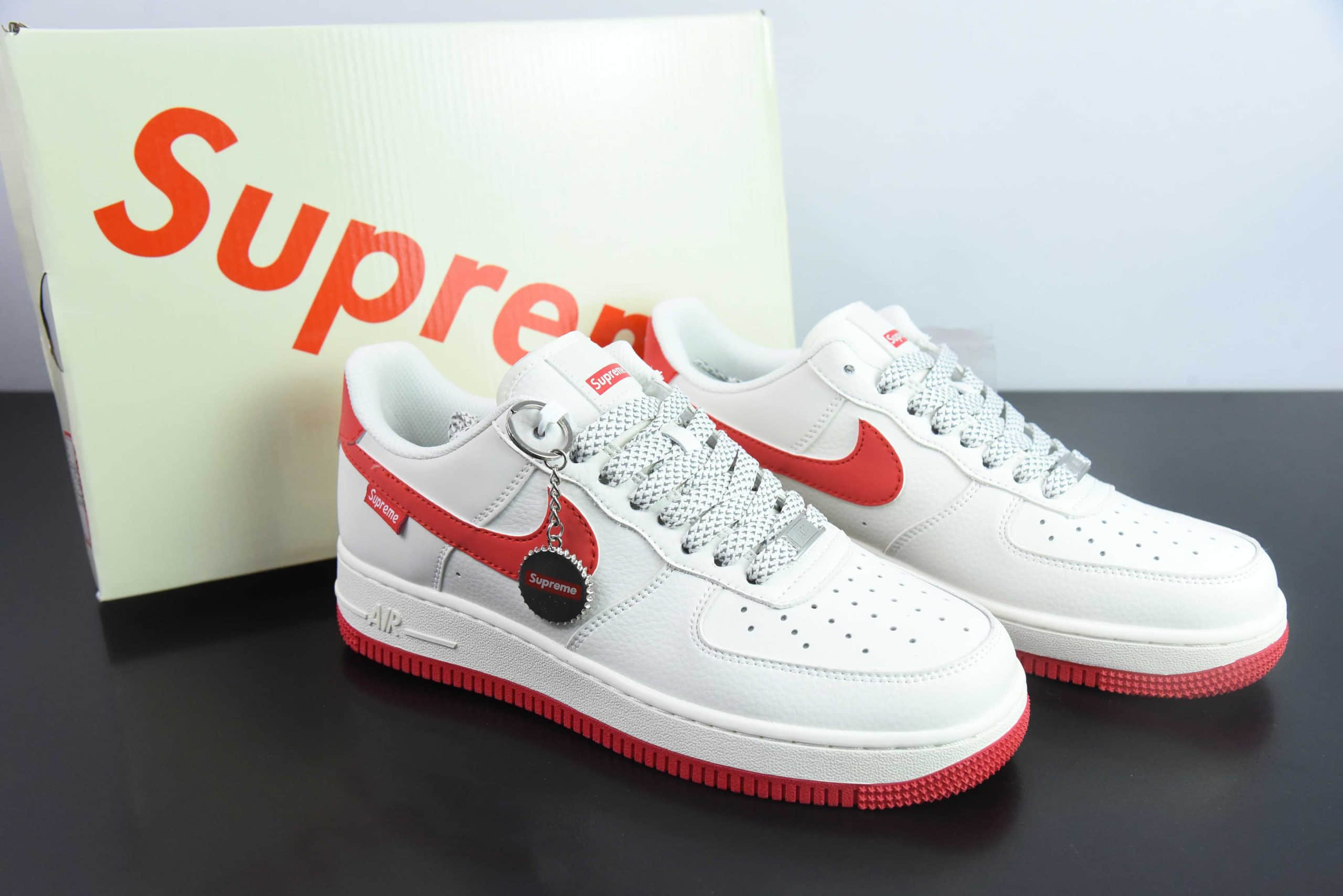 耐克Nike Supreme x Nike Air Force 1 07 LowSupreme皮革Sup米白红标反光空军一号经典低帮百搭休闲运动板鞋纯原版本 货号：HD1968-026