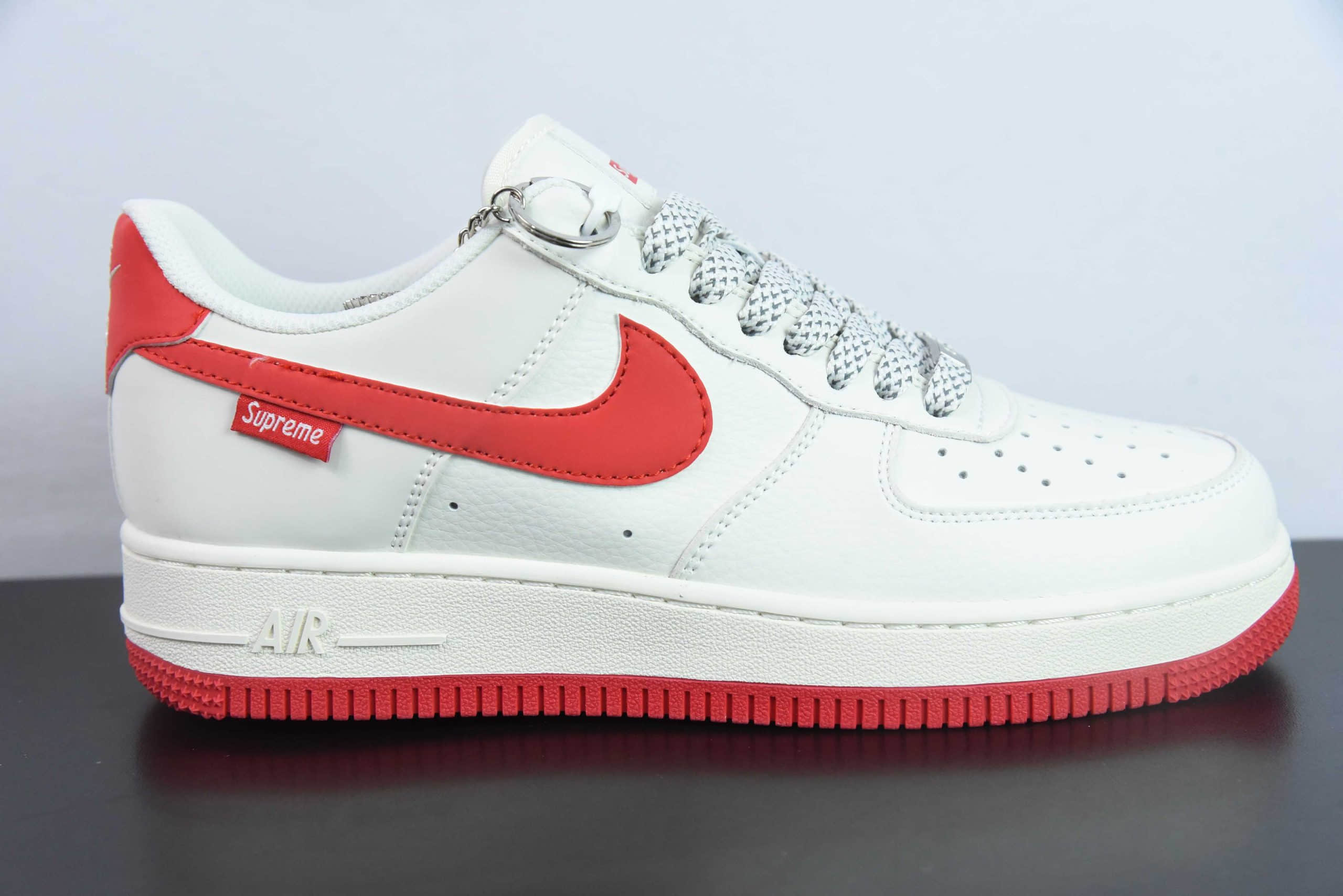 耐克Nike Supreme x Nike Air Force 1 07 LowSupreme皮革Sup米白红标反光空军一号经典低帮百搭休闲运动板鞋纯原版本 货号：HD1968-026