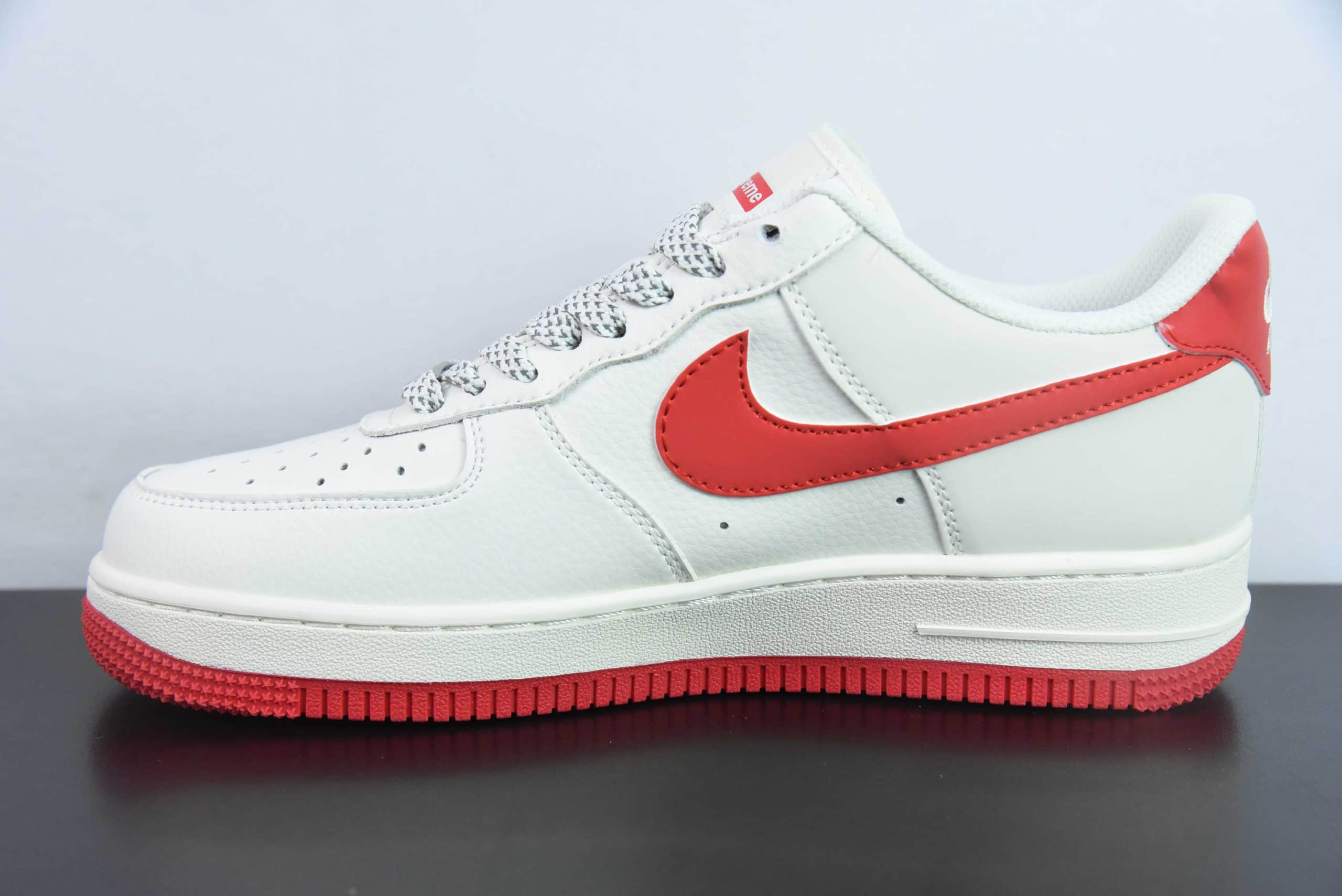 耐克Nike Supreme x Nike Air Force 1 07 LowSupreme皮革Sup米白红标反光空军一号经典低帮百搭休闲运动板鞋纯原版本 货号：HD1968-026