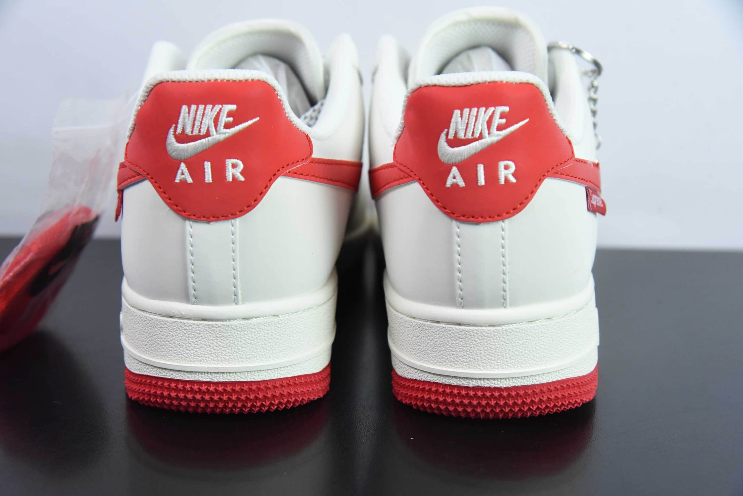 耐克Nike Supreme x Nike Air Force 1 07 LowSupreme皮革Sup米白红标反光空军一号经典低帮百搭休闲运动板鞋纯原版本 货号：HD1968-026