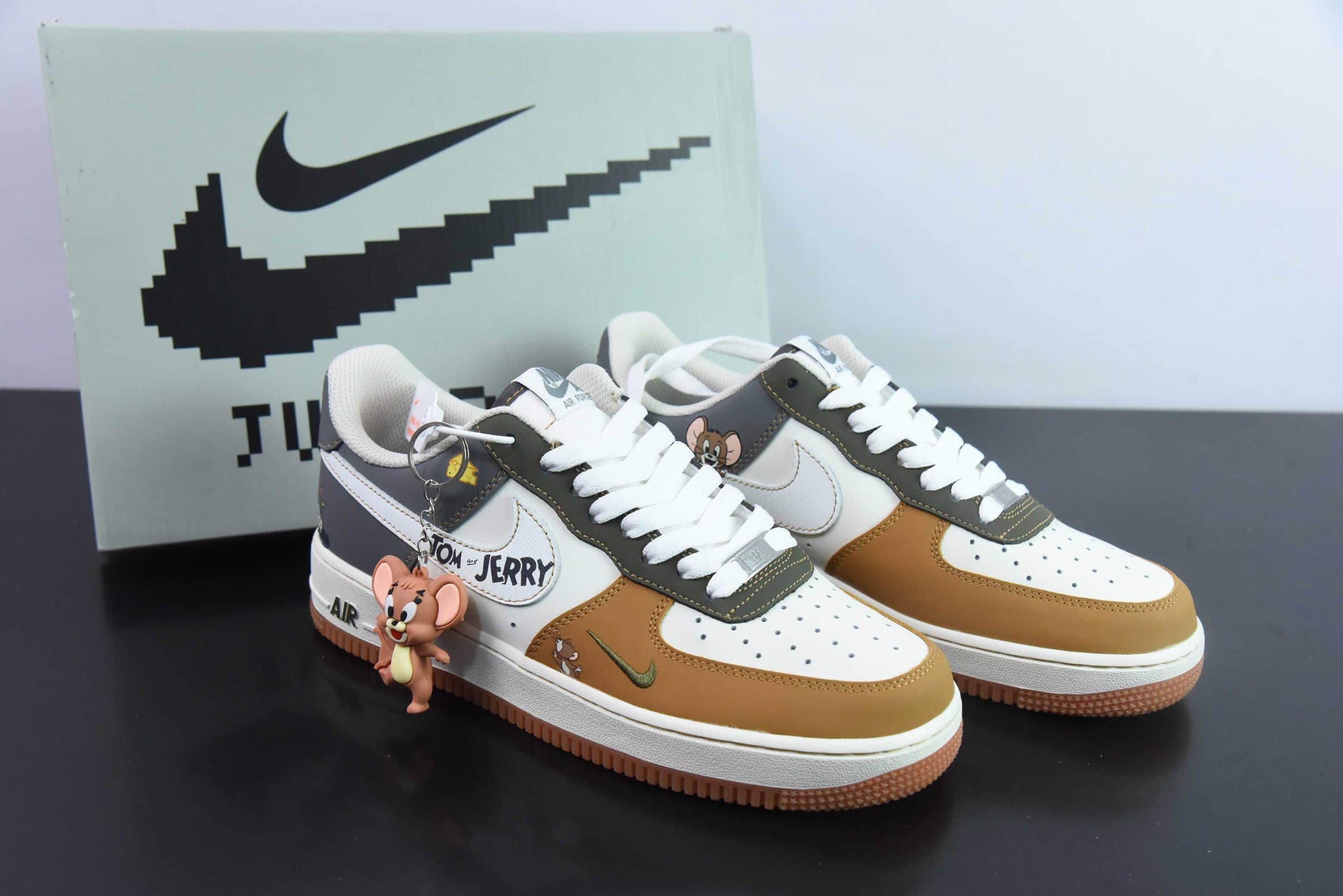 耐克Nike Air Force 1 Low 07 Tom and Jerry 猫和老鼠汤姆与杰瑞涂鸦拼色空军一号低帮休闲板鞋纯原版本 货号：DB3301-110