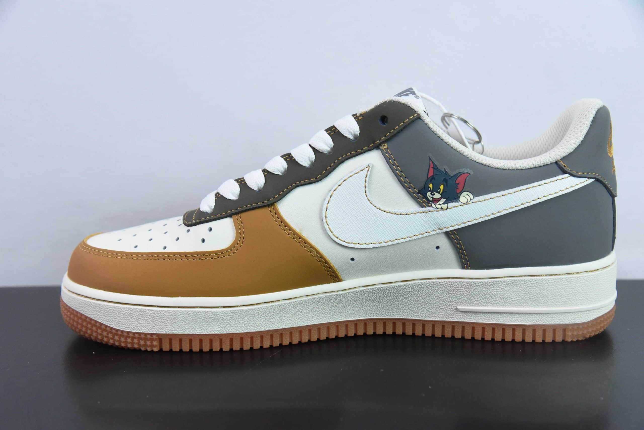 耐克Nike Air Force 1 Low 07 Tom and Jerry 猫和老鼠汤姆与杰瑞涂鸦拼色空军一号低帮休闲板鞋纯原版本 货号：DB3301-110