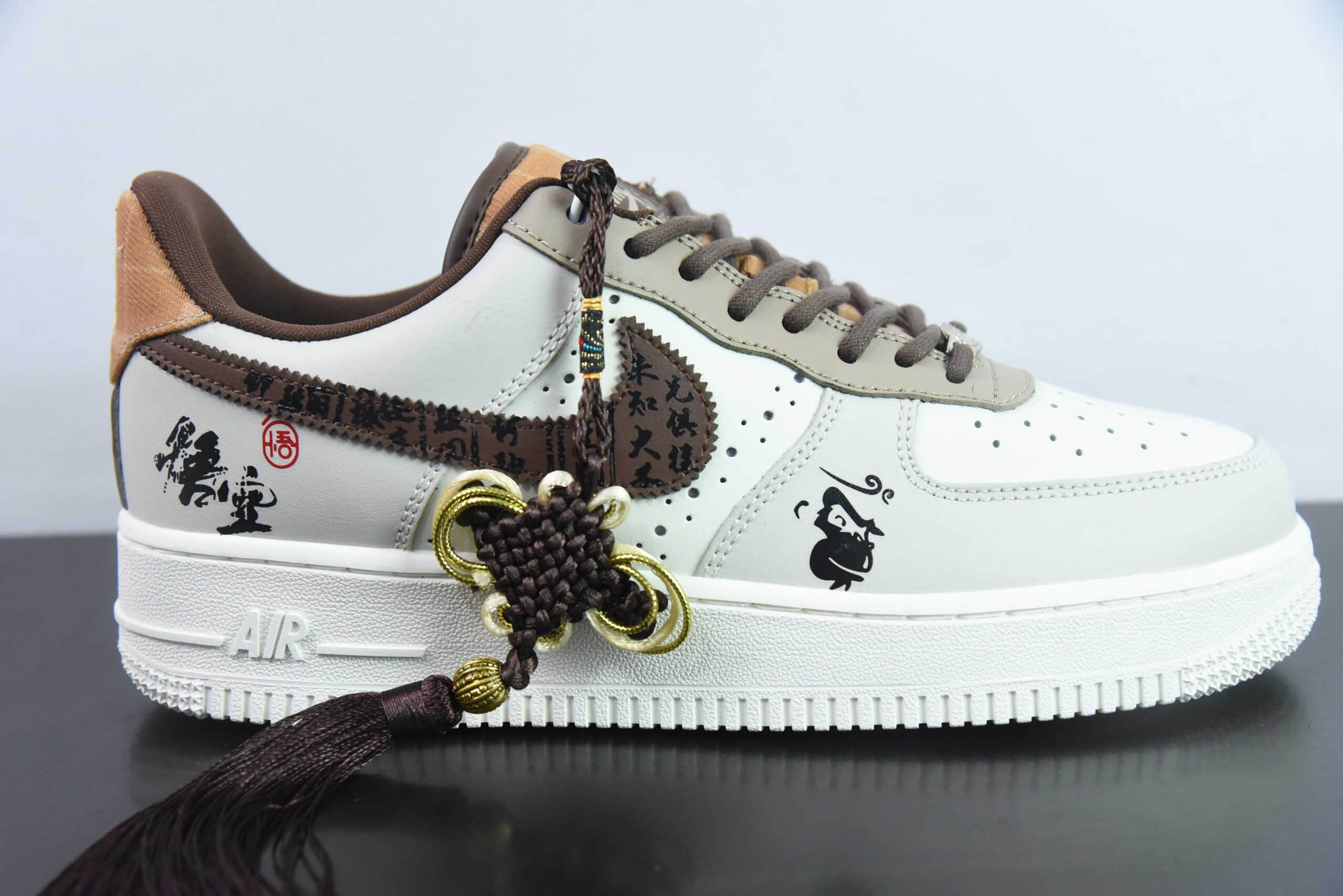 耐克Nike Air Force 1 07 Low Black Myth Wu kong芝麻可可棕雕花黑悟空涂鸦空军一号低帮休闲板鞋纯原版本 货号：FV3702-122