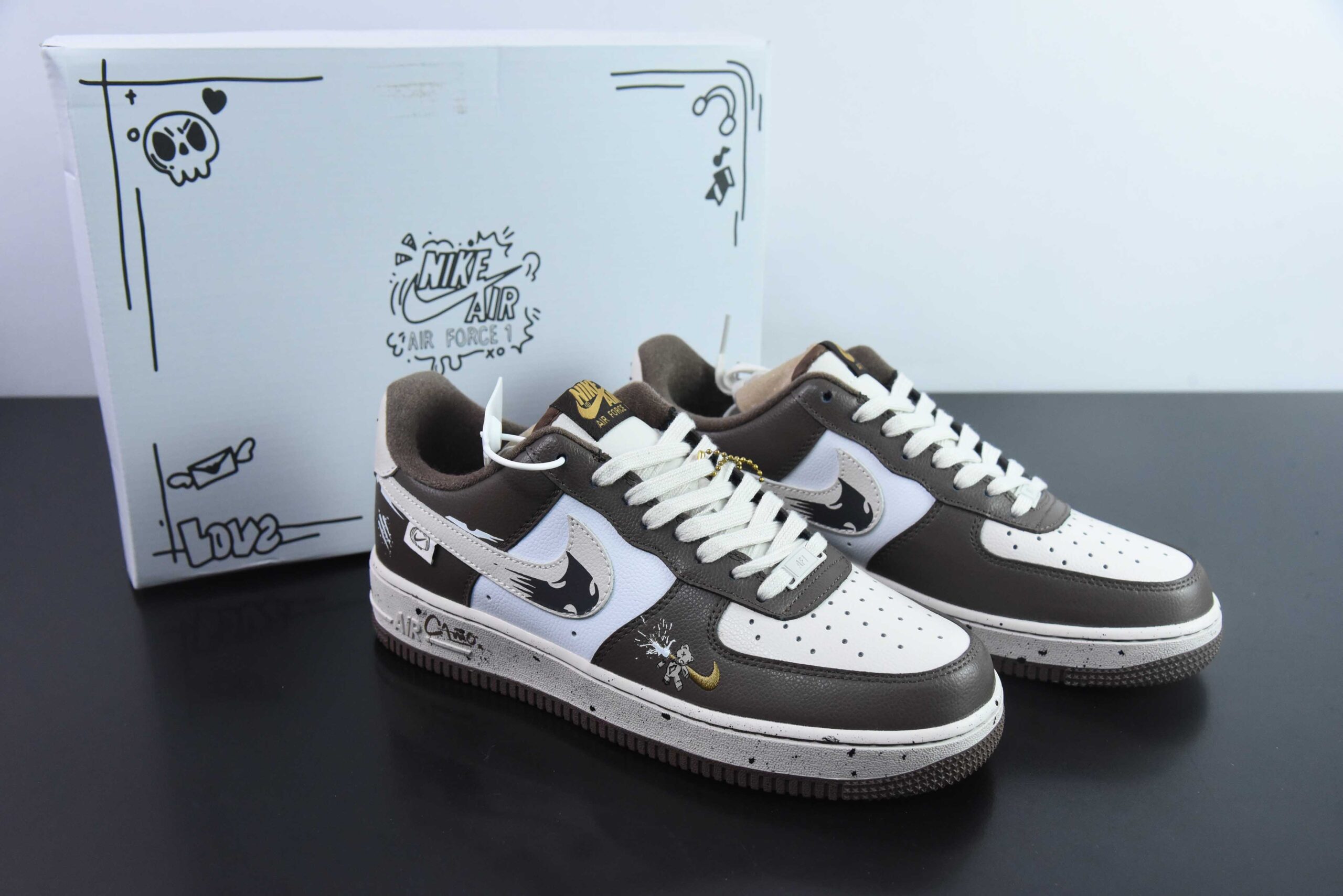 耐克Nike Air Force 1 '07 Low 刺杀小熊涂鸦空军一号低帮休闲板鞋纯原版本 货号：DB3301-770