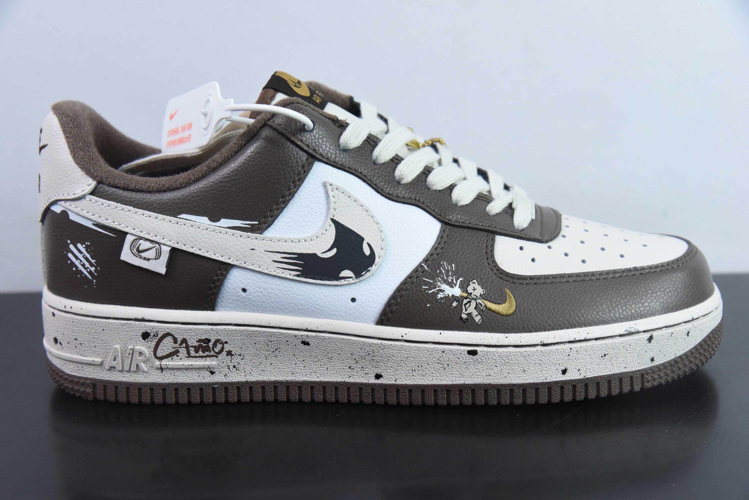 耐克Nike Air Force 1 '07 Low 刺杀小熊涂鸦空军一号低帮休闲板鞋纯原版本 货号：DB3301-770