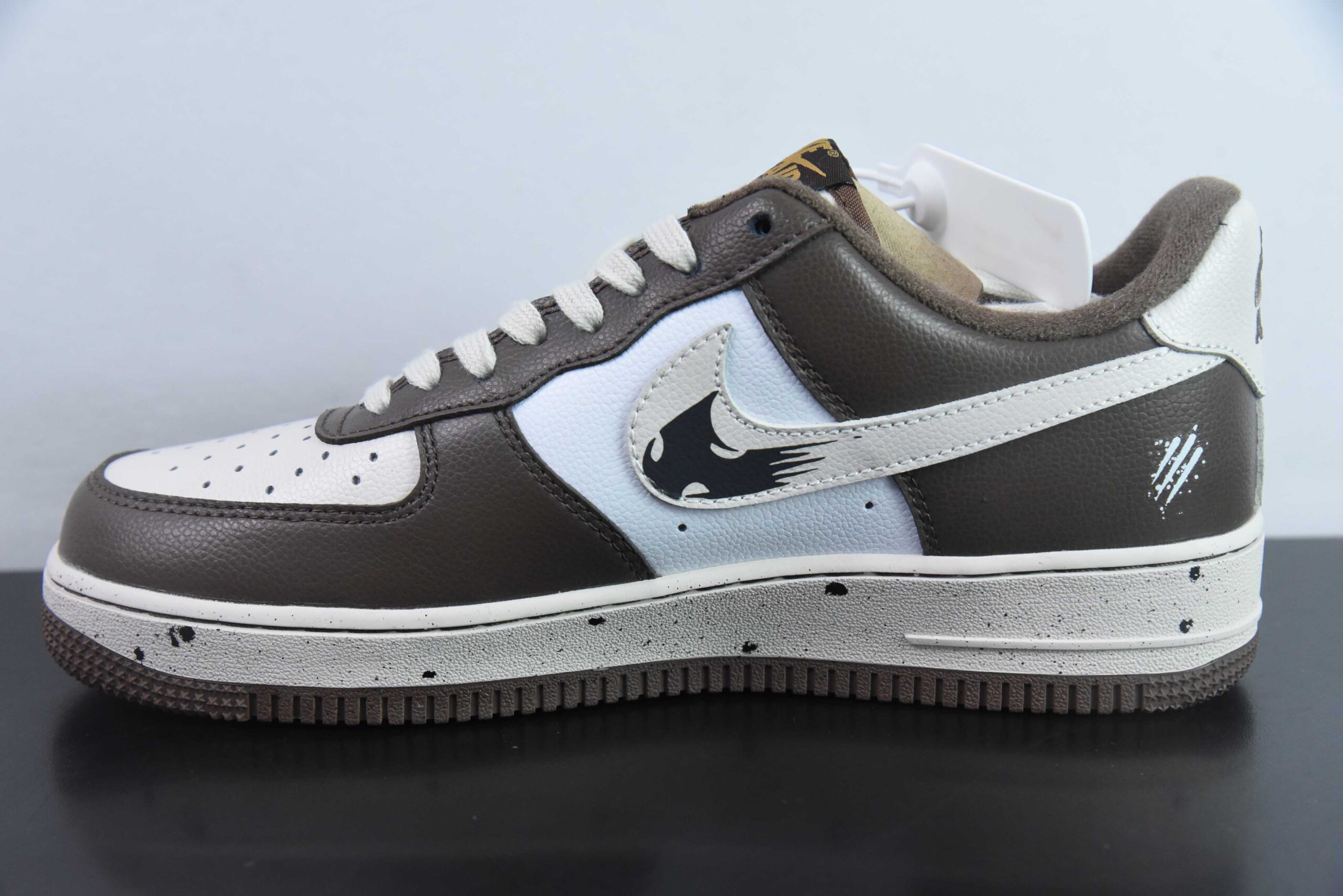 耐克Nike Air Force 1 '07 Low 刺杀小熊涂鸦空军一号低帮休闲板鞋纯原版本 货号：DB3301-770