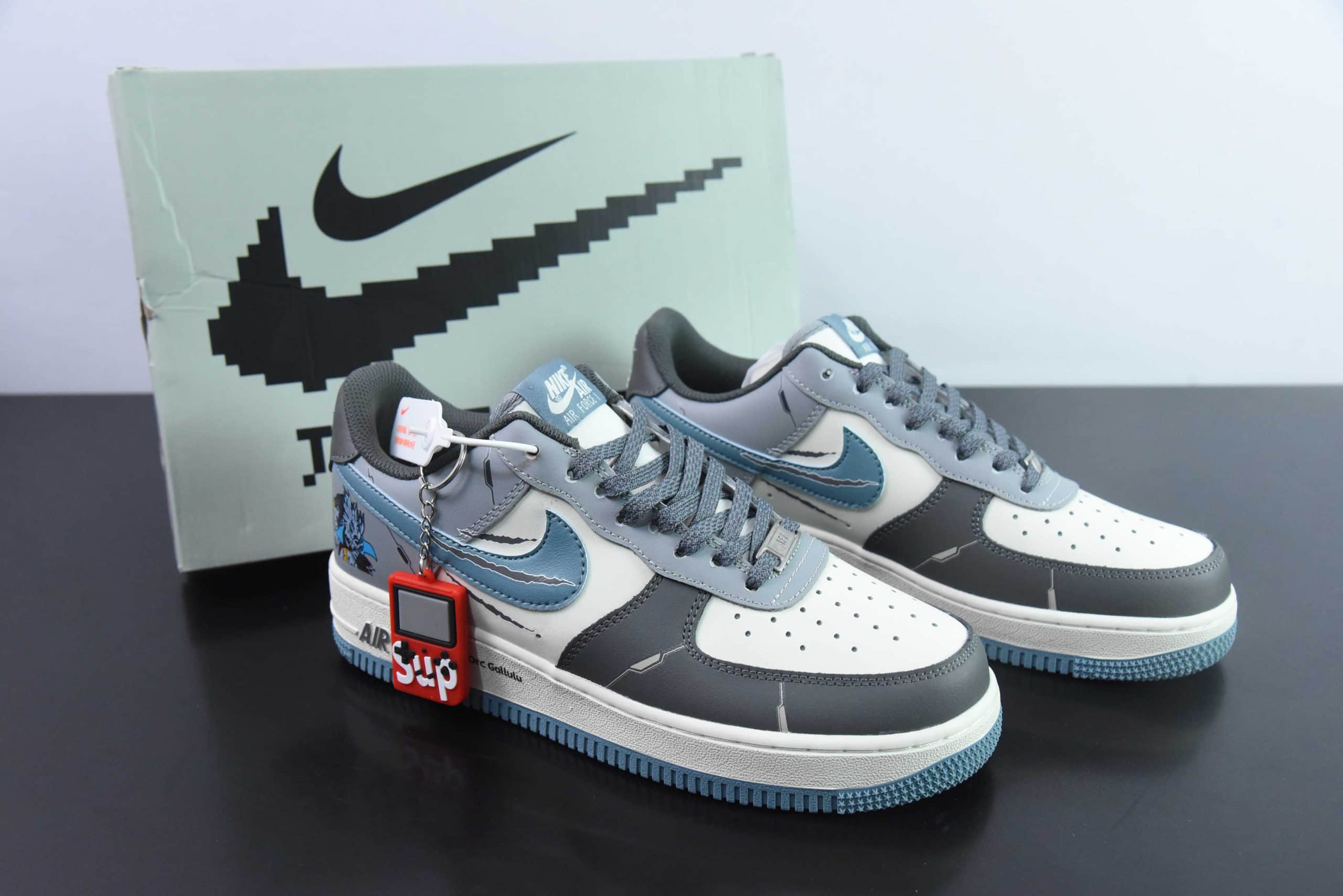 耐克Nike Air Force 1'07 Low Galuru 数码宝贝主题空军一号低帮休闲板鞋纯原版本 货号：CJ0304-310 