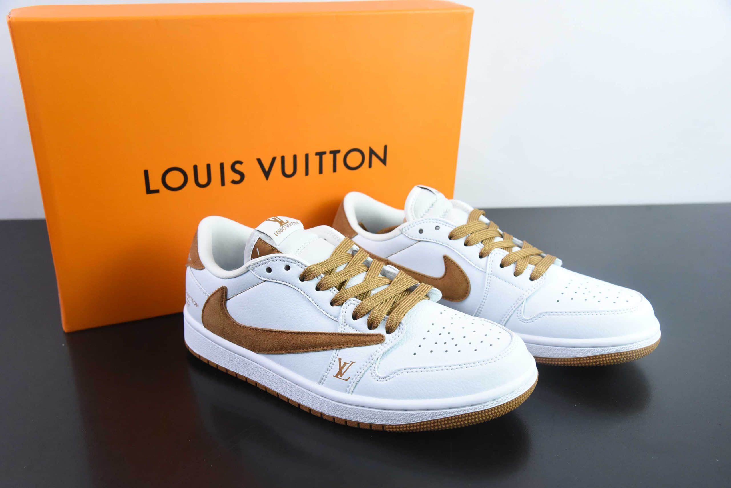 乔丹Travis Scott x Nike Air Jordan 1 Low x Louis Vuitton三方联名反转翻毛红棕倒钩低帮复古篮球鞋纯原版本 货号：LX1988-900