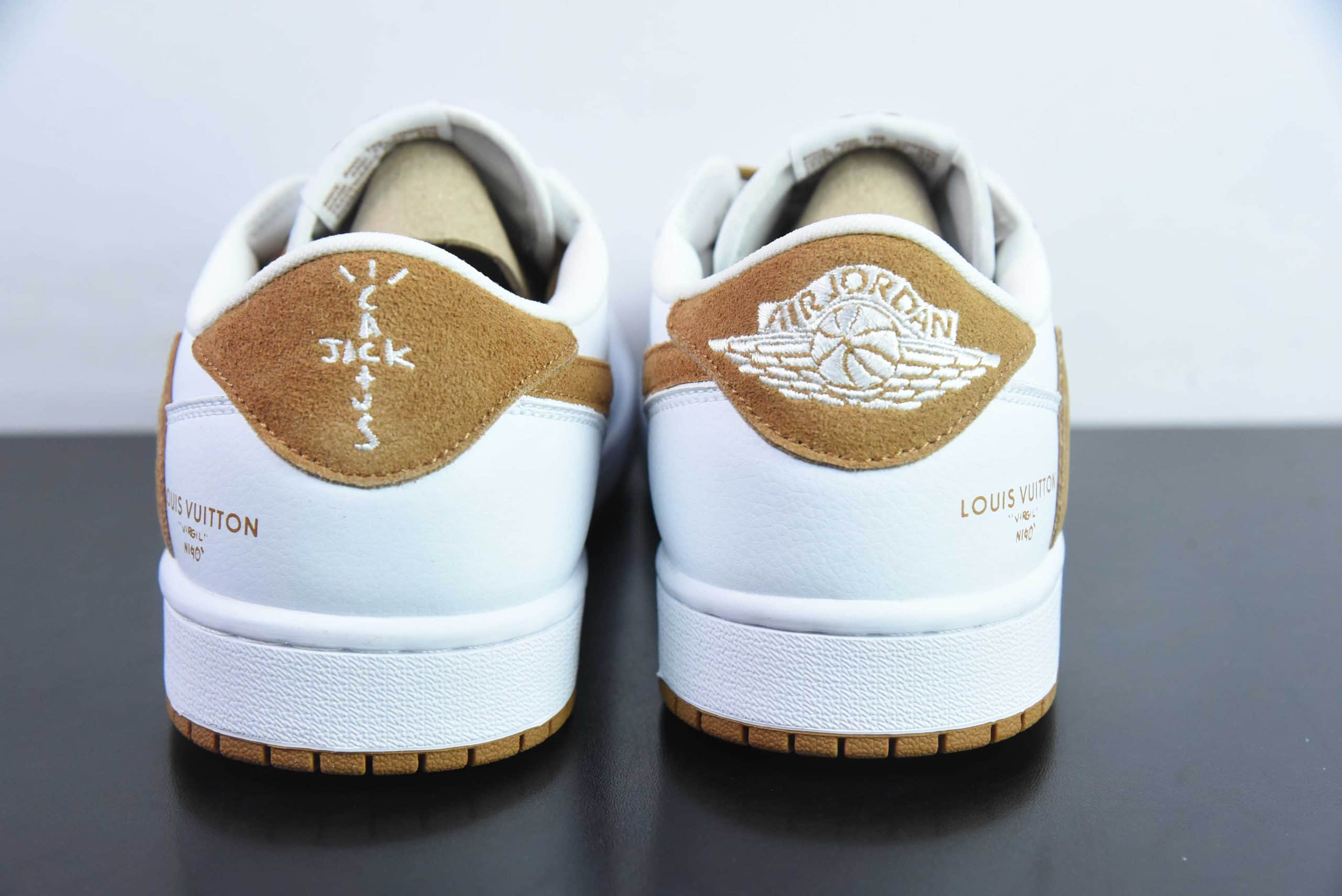 乔丹Travis Scott x Nike Air Jordan 1 Low x Louis Vuitton三方联名反转翻毛红棕倒钩低帮复古篮球鞋纯原版本 货号：LX1988-900