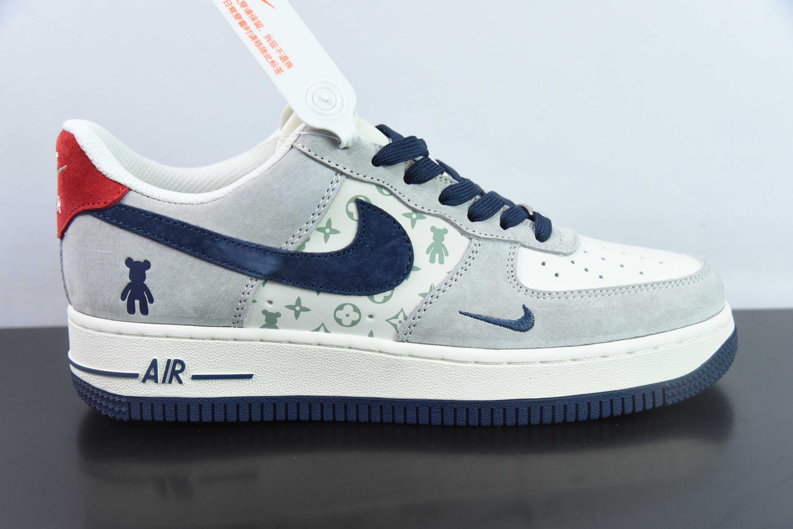 耐克Nike Air Force 1 Low 07 x Bearbrick暴力熊联名白蓝红空军一号低帮休闲滑板鞋纯原版本 货号：SJ9188-001 