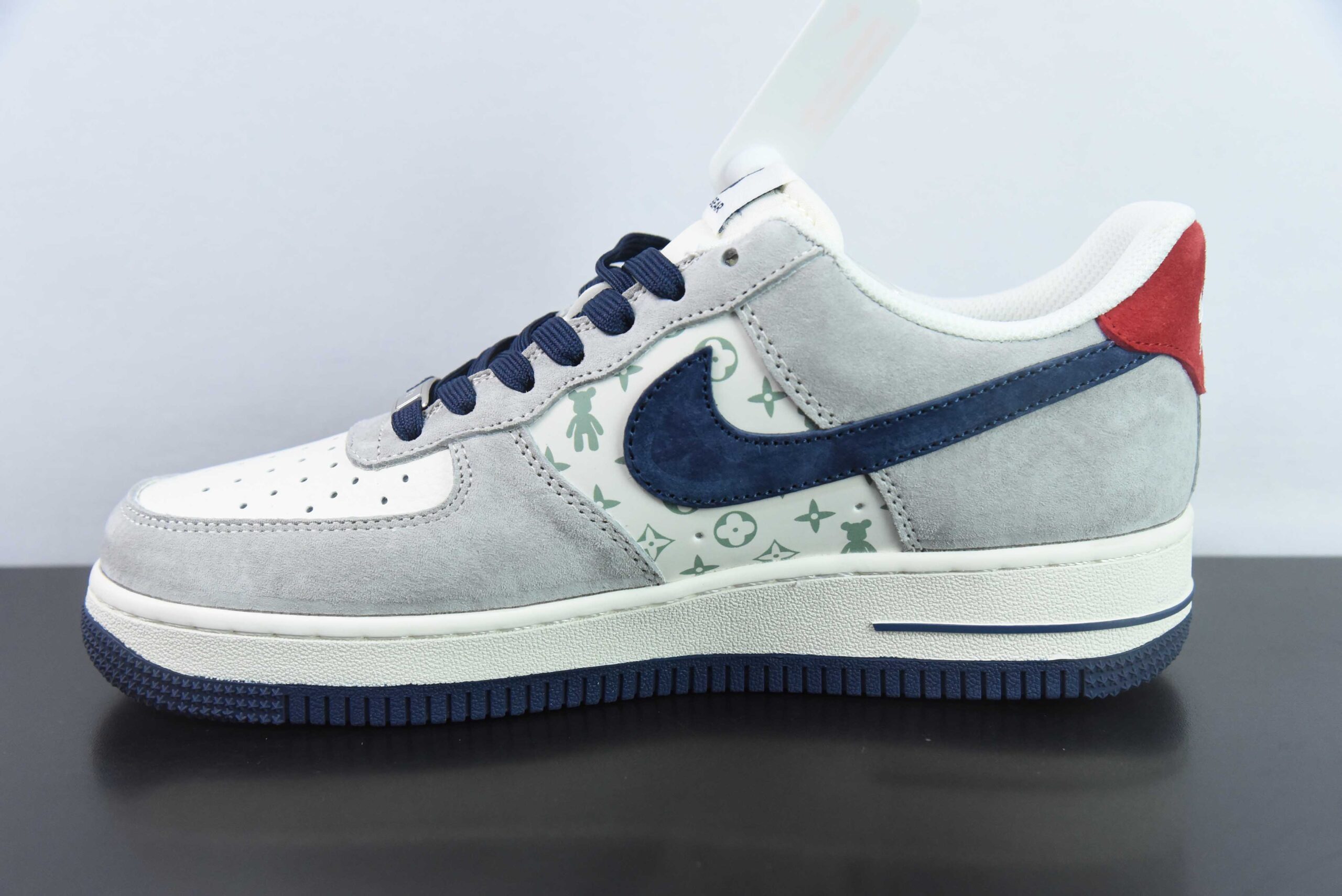 耐克Nike Air Force 1 Low 07 x Bearbrick暴力熊联名白蓝红空军一号低帮休闲滑板鞋纯原版本 货号：SJ9188-001 