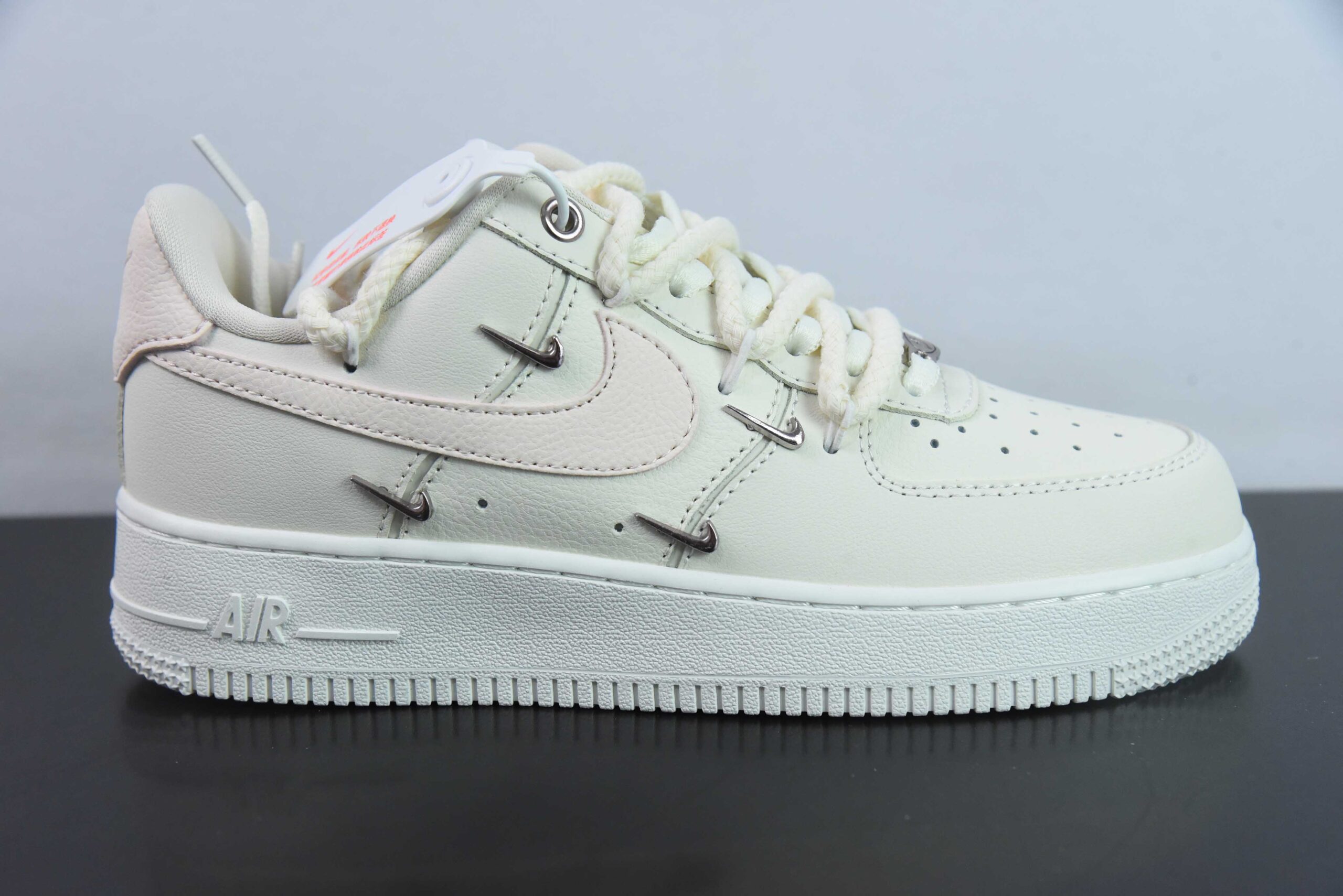 耐克Nike Air Force 1'07 Low 淡粉色解构四勾空军一号低帮休闲板鞋纯原版本 货号：FC8110-181