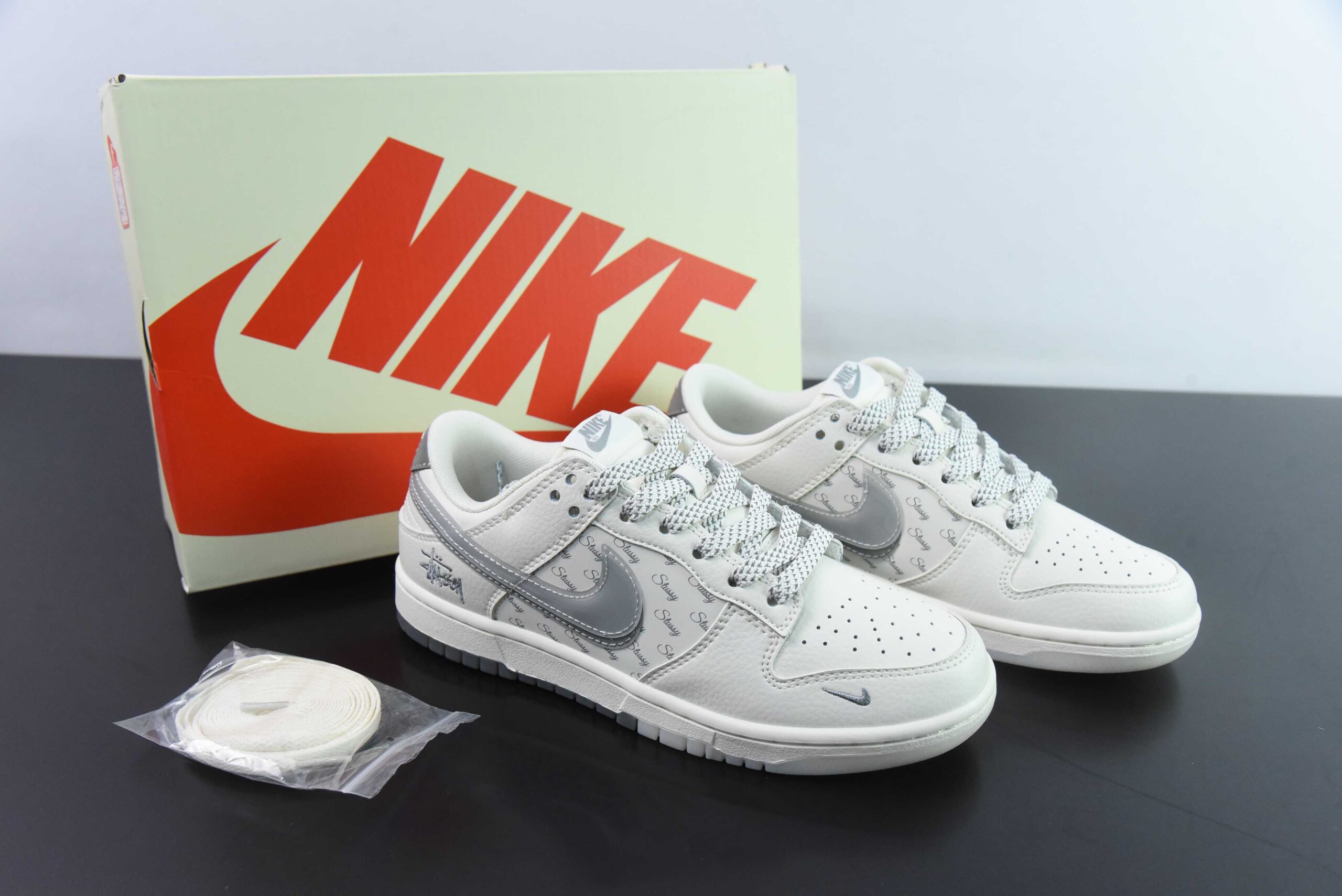 耐克Nike SB Dunk Low 斯图西联名白灰双勾周年高端定制SB低帮休闲板鞋纯原版本 货号：XX2025-206