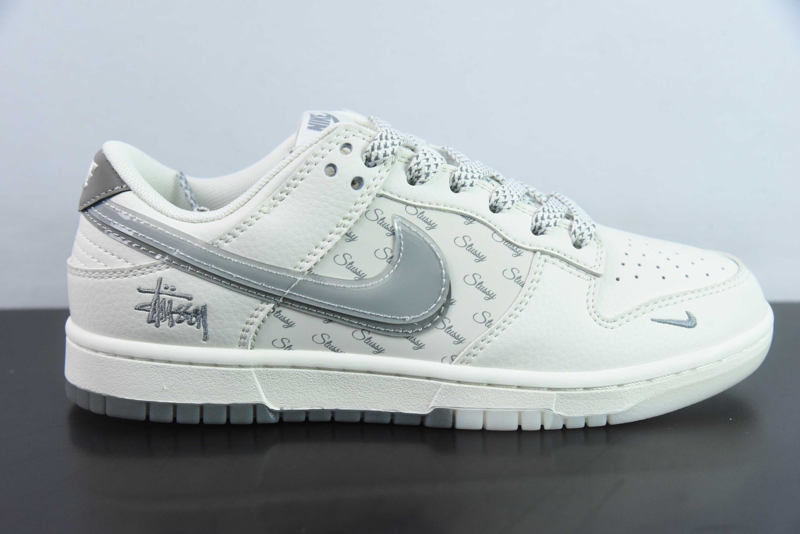 耐克Nike SB Dunk Low 斯图西联名白灰双勾周年高端定制SB低帮休闲板鞋纯原版本 货号：XX2025-206