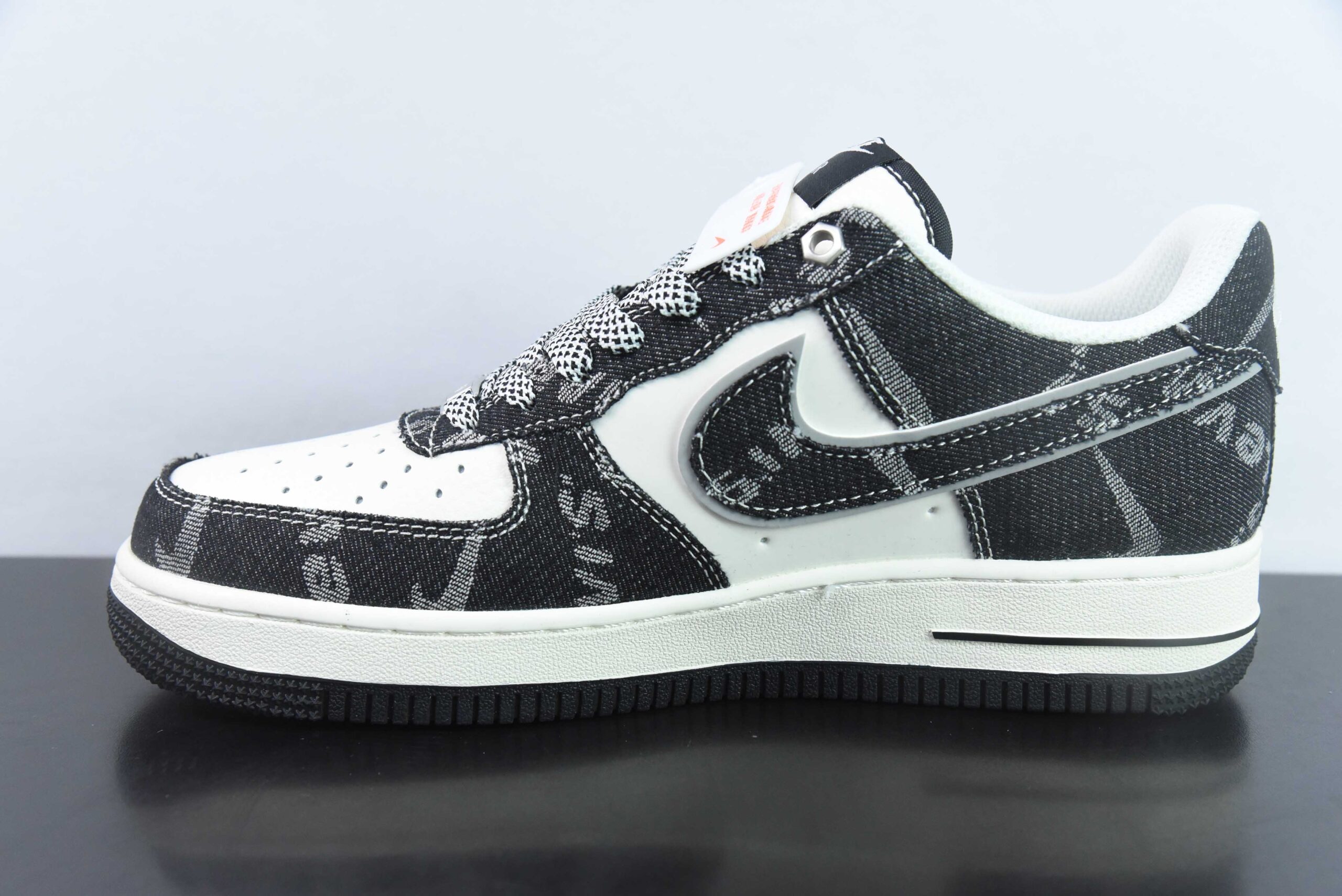 耐克Nike Air Force 1'07 Low 李维斯联名双勾米黑牛仔空军一号低帮休闲板鞋纯原版本 货号：SJ6698-001 