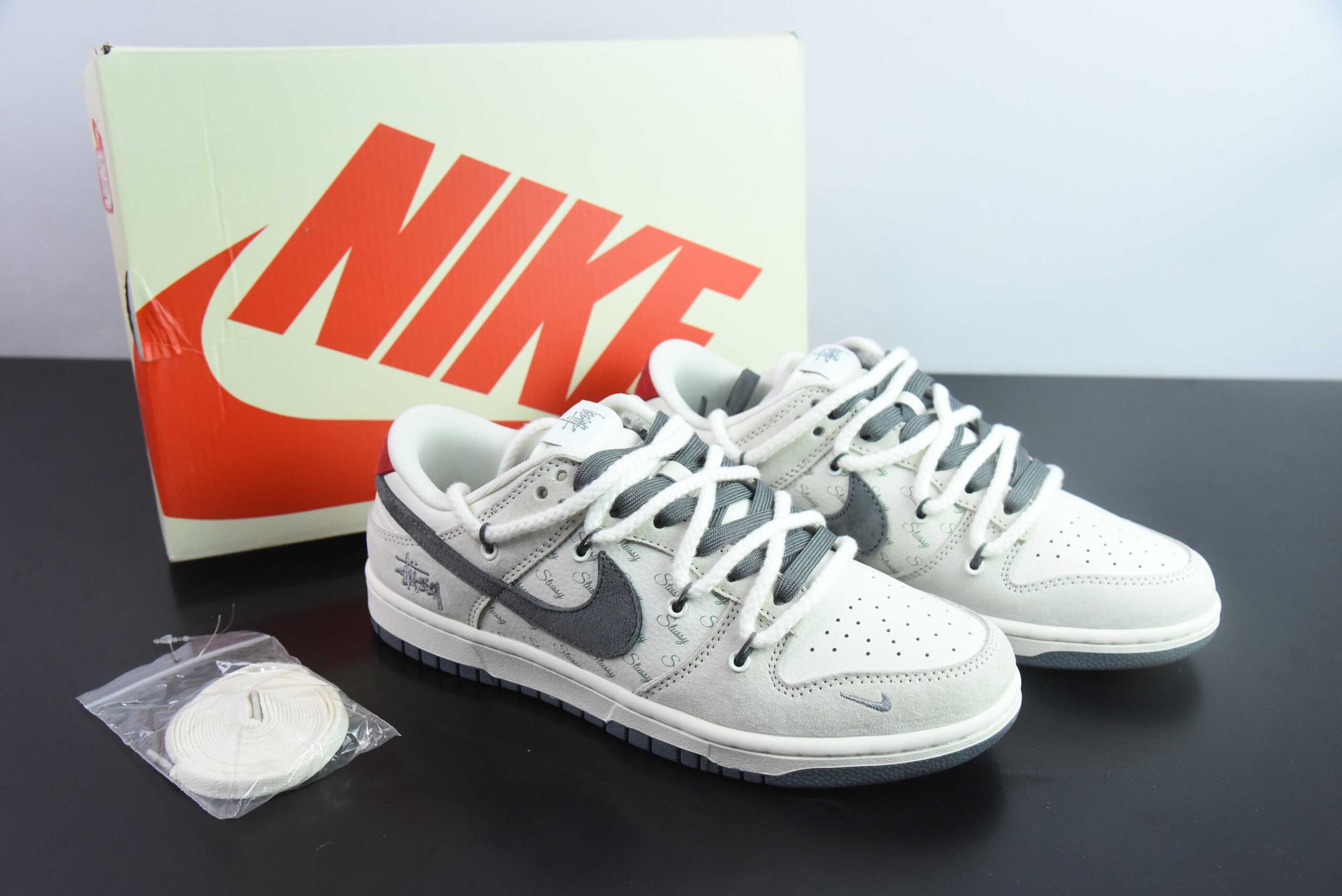 耐克Nike Dunk Low SB斯图西联名白灰红尾绑带定制版SB低帮休闲板鞋纯原版本 货号：SJ2068-280