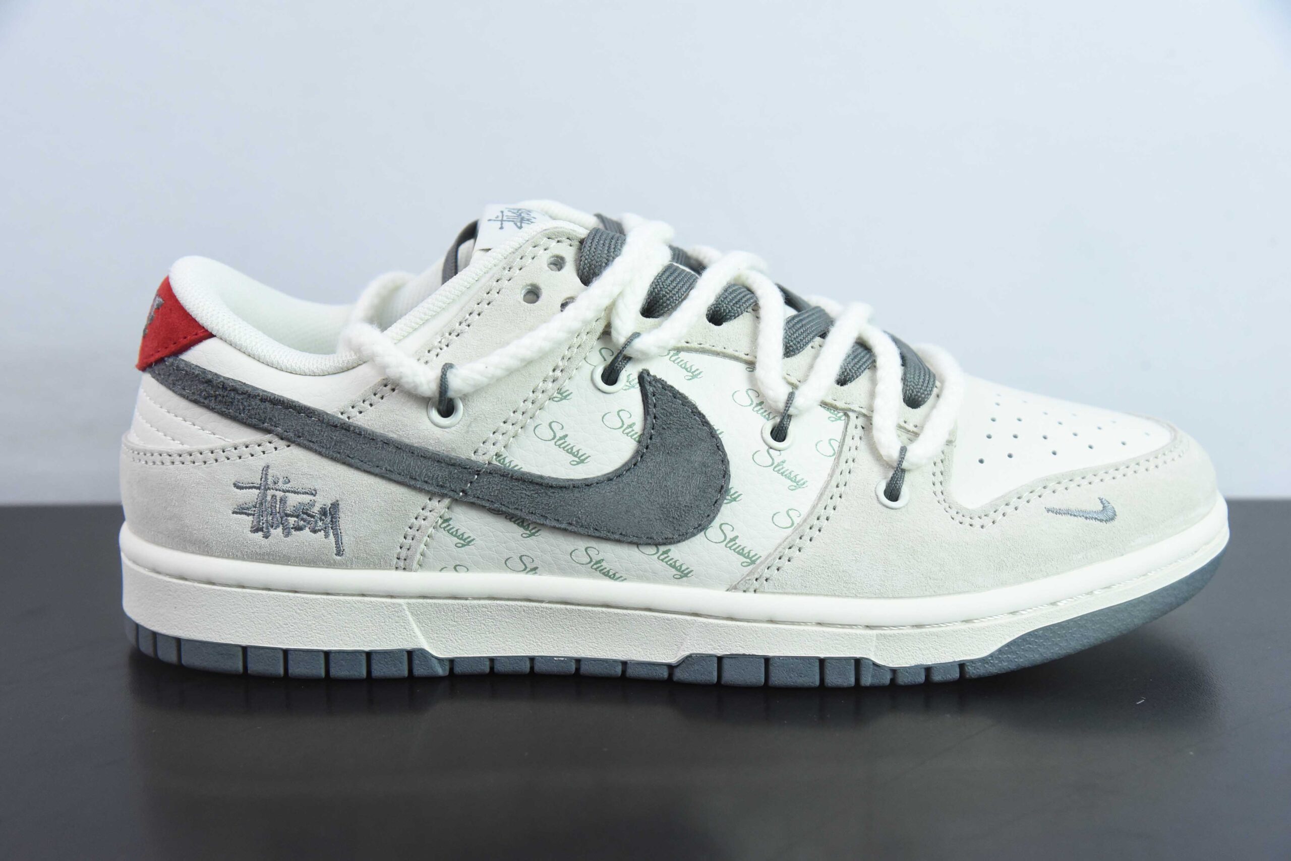 耐克Nike Dunk Low SB斯图西联名白灰红尾绑带定制版SB低帮休闲板鞋纯原版本 货号：SJ2068-280