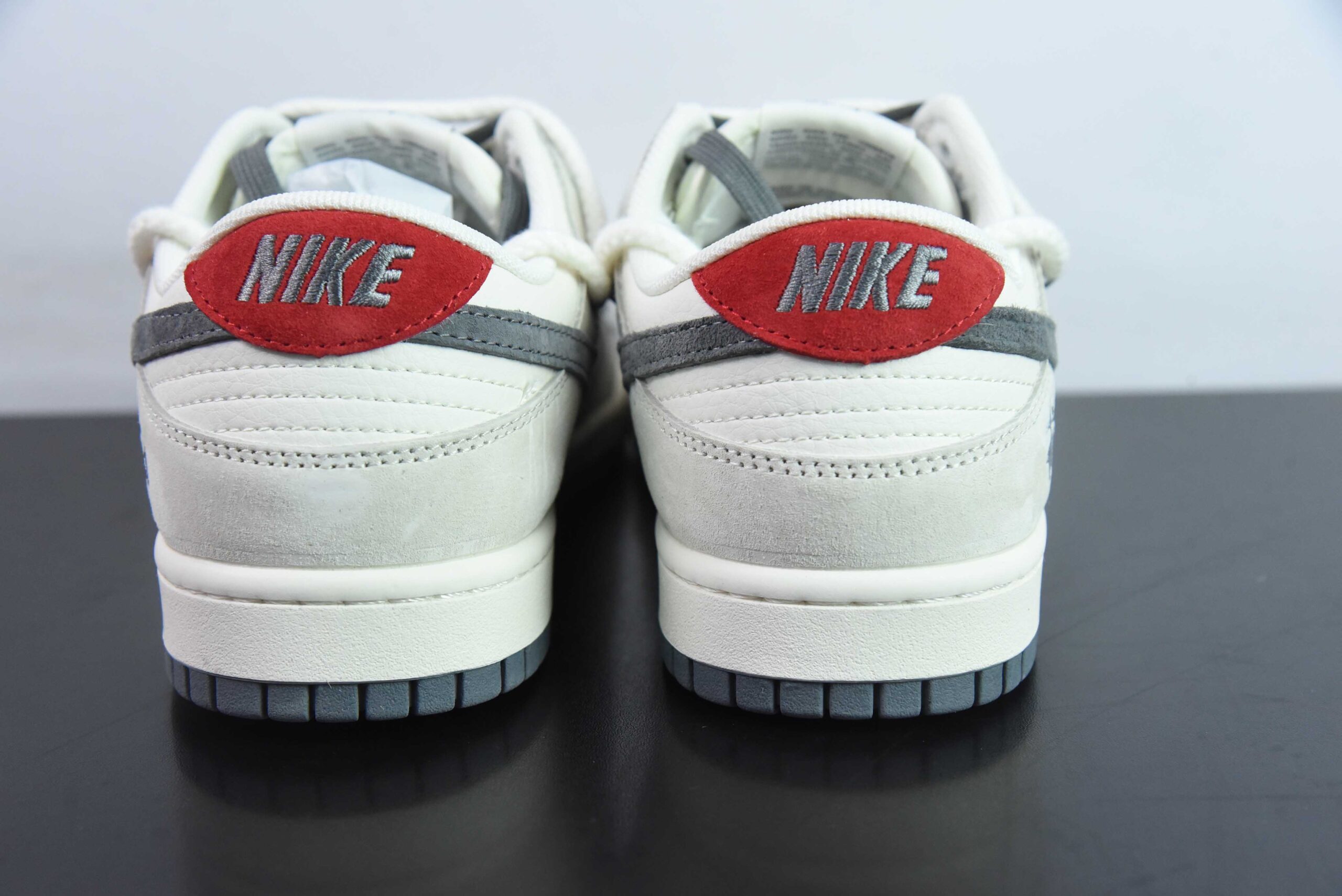 耐克Nike Dunk Low SB斯图西联名白灰红尾绑带定制版SB低帮休闲板鞋纯原版本 货号：SJ2068-280