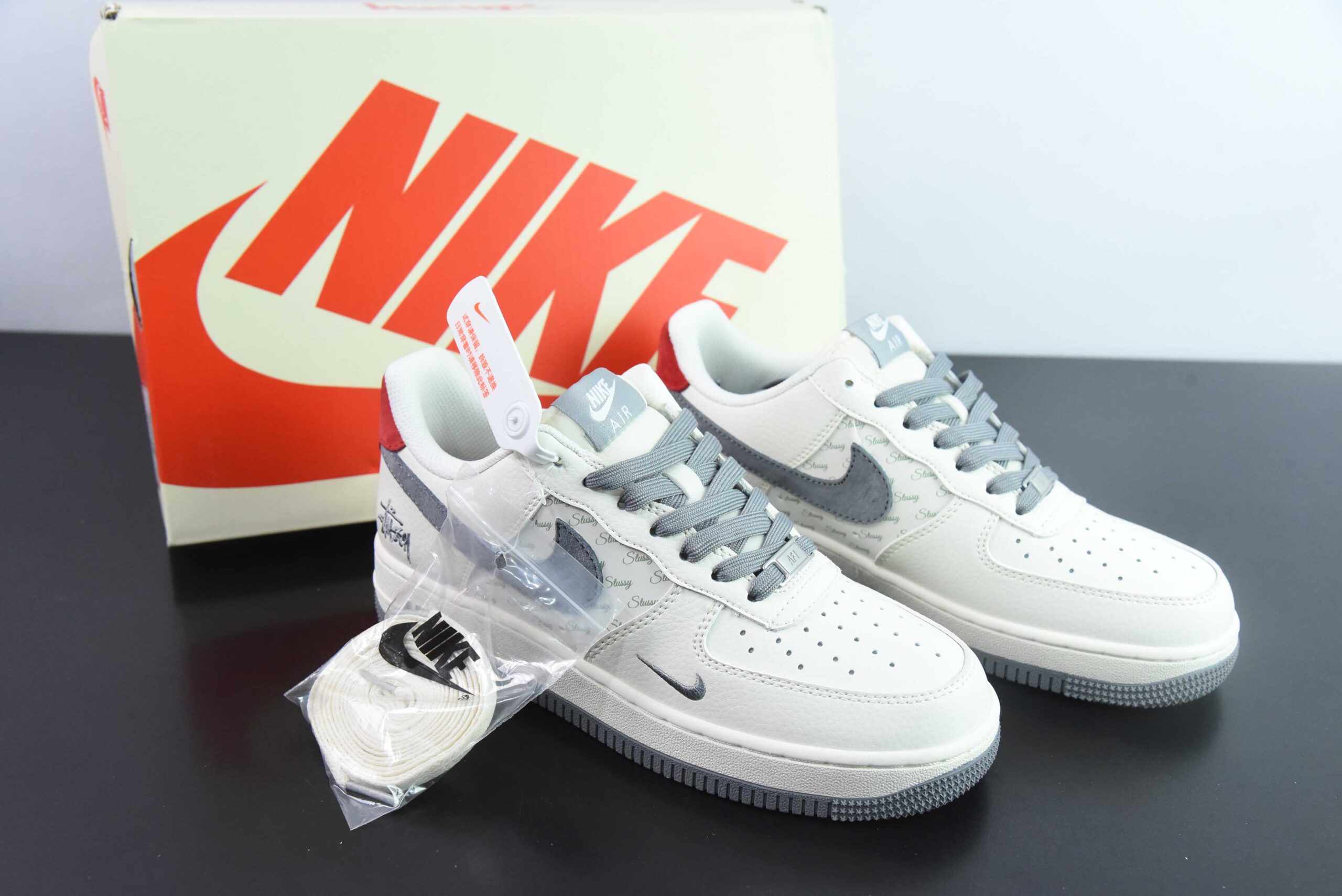 耐克Nike Air Force 1 AF1白灰红尾斯图西刺绣定制版空军一号低帮休闲板鞋纯原版本 货号：XZ3318-567