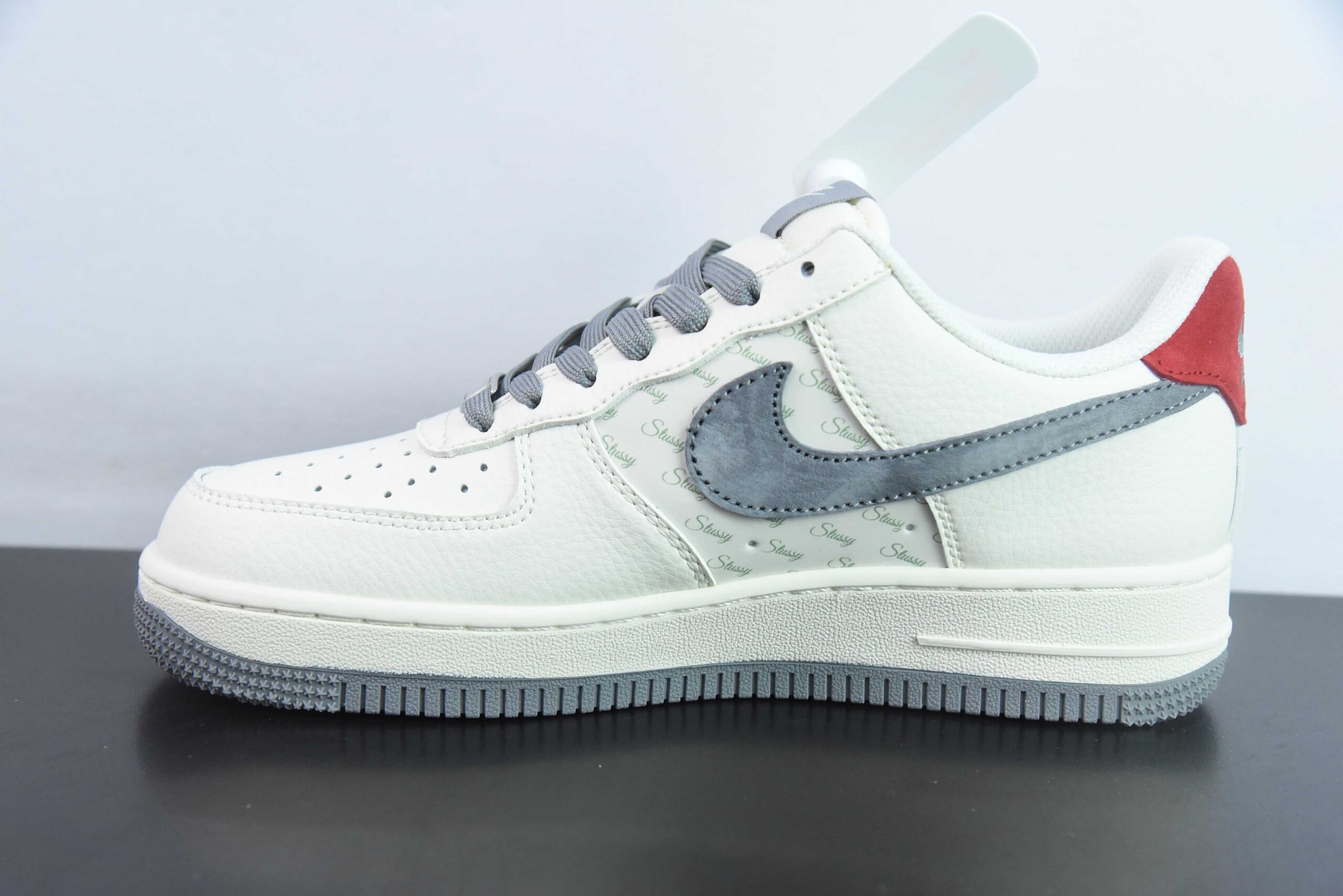 耐克Nike Air Force 1 AF1白灰红尾斯图西刺绣定制版空军一号低帮休闲板鞋纯原版本 货号：XZ3318-567